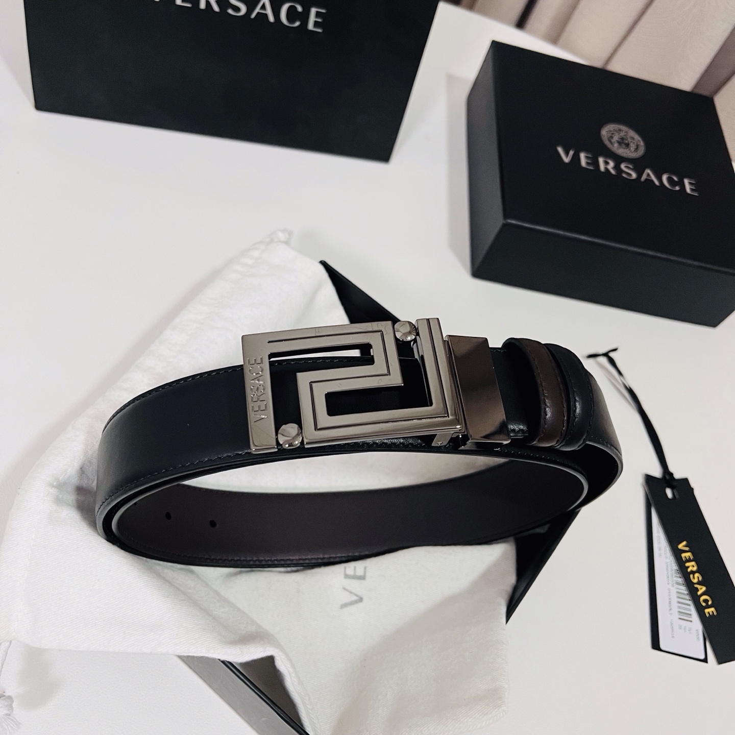 范思哲 新款，此款双面小牛皮腰带采用两种不同的纯色配色和刻有Versace Logo的Greca双面搭扣