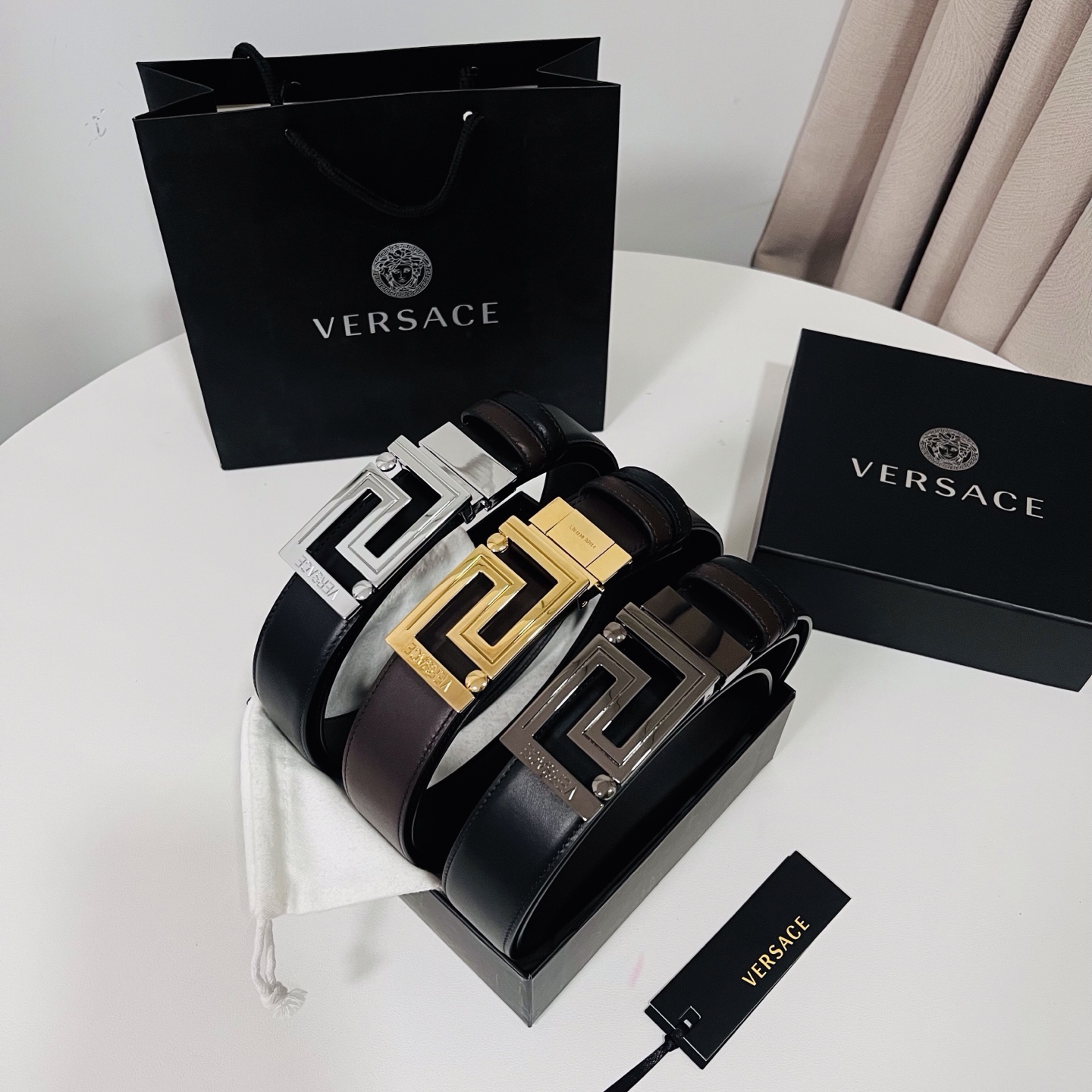 NO:882829,Original Versace new model, this double-sided calfskin belt uses two different solid colors and a Greca double-sided buckle engraved with the Versace Logo, 3.5 cm., belt,versace,versace,cowhide19860909原单 范思哲 新款,此款双面小牛皮腰带采用两种不同的纯色配色和刻有Versace Logo的Greca双面搭扣,3.5厘米.,皮带,versace,versace,cowhide,Belt
