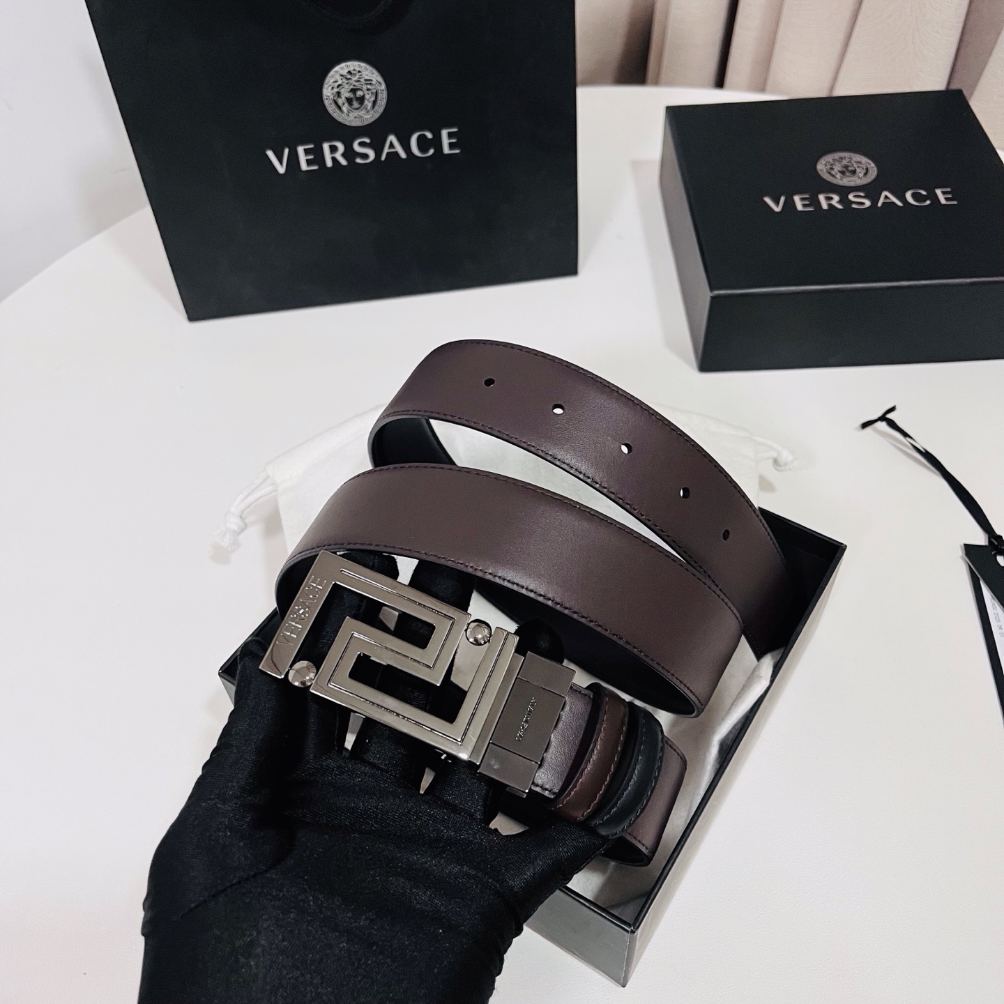 范思哲 新款，此款双面小牛皮腰带采用两种不同的纯色配色和刻有Versace Logo的Greca双面搭扣