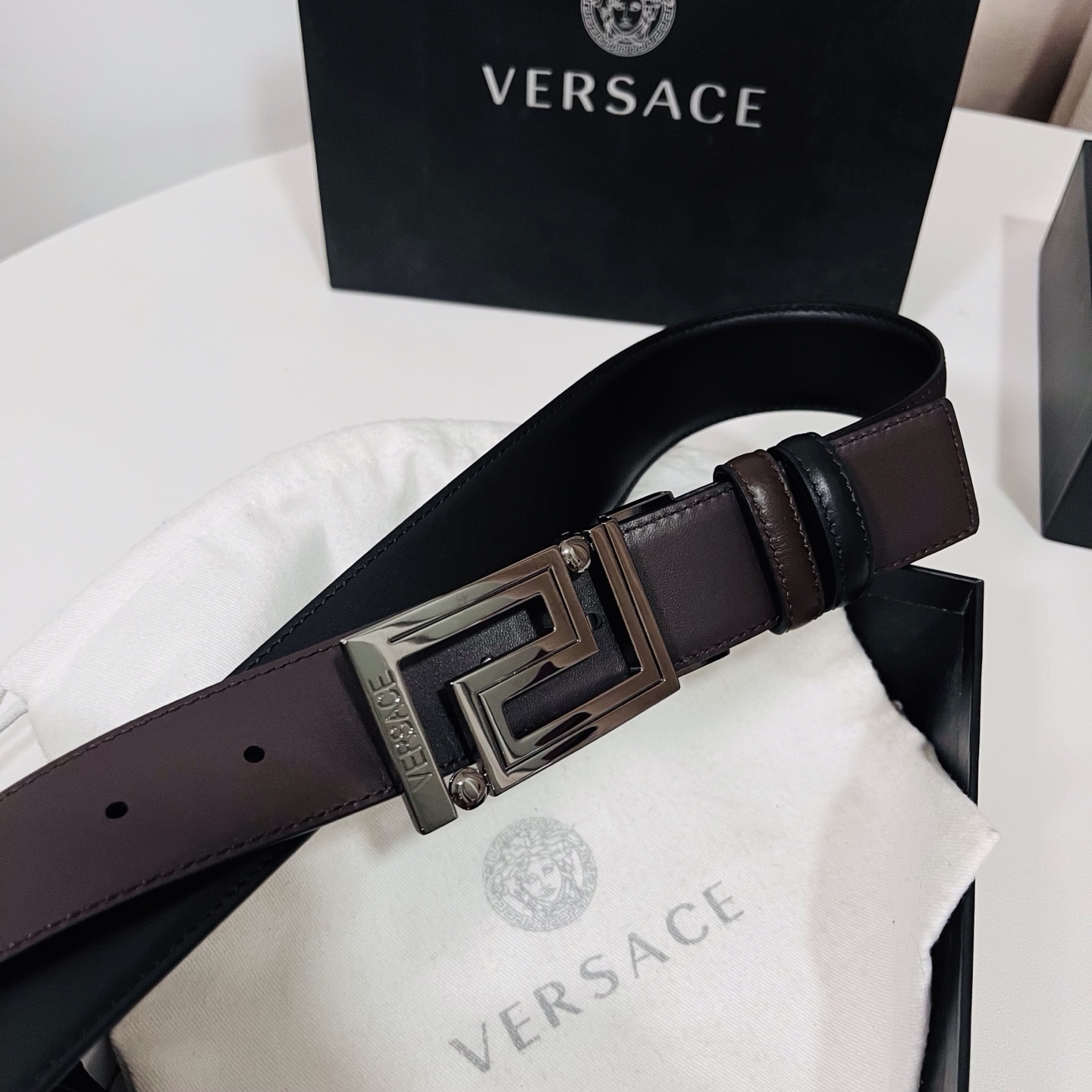 范思哲 新款，此款双面小牛皮腰带采用两种不同的纯色配色和刻有Versace Logo的Greca双面搭扣