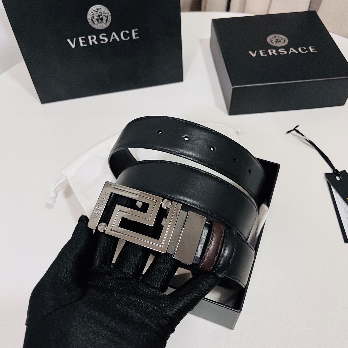 范思哲 新款，此款双面小牛皮腰带采用两种不同的纯色配色和刻有Versace Logo的Greca双面搭扣