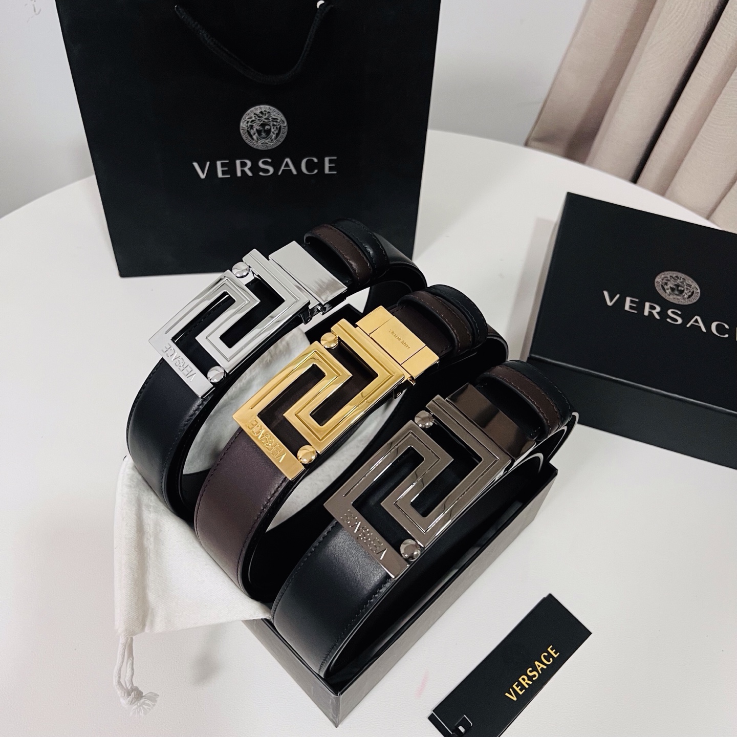 范思哲 新款，此款双面小牛皮腰带采用两种不同的纯色配色和刻有Versace Logo的Greca双面搭扣