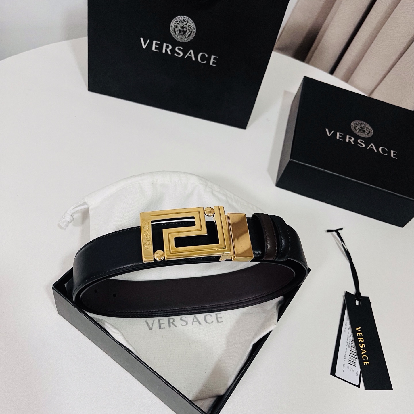 范思哲 新款，此款双面小牛皮腰带采用两种不同的纯色配色和刻有Versace Logo的Greca双面搭扣