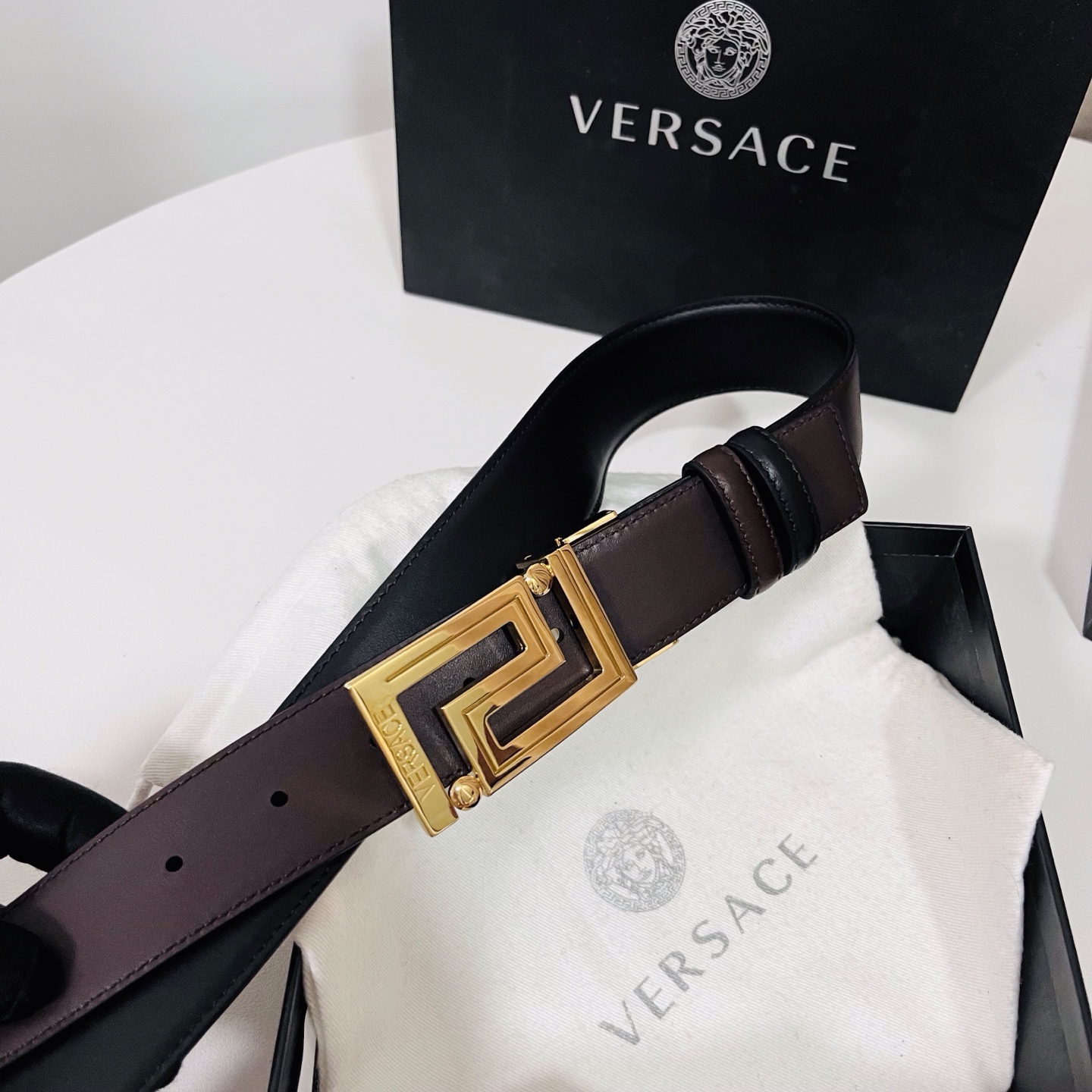 范思哲 新款，此款双面小牛皮腰带采用两种不同的纯色配色和刻有Versace Logo的Greca双面搭扣
