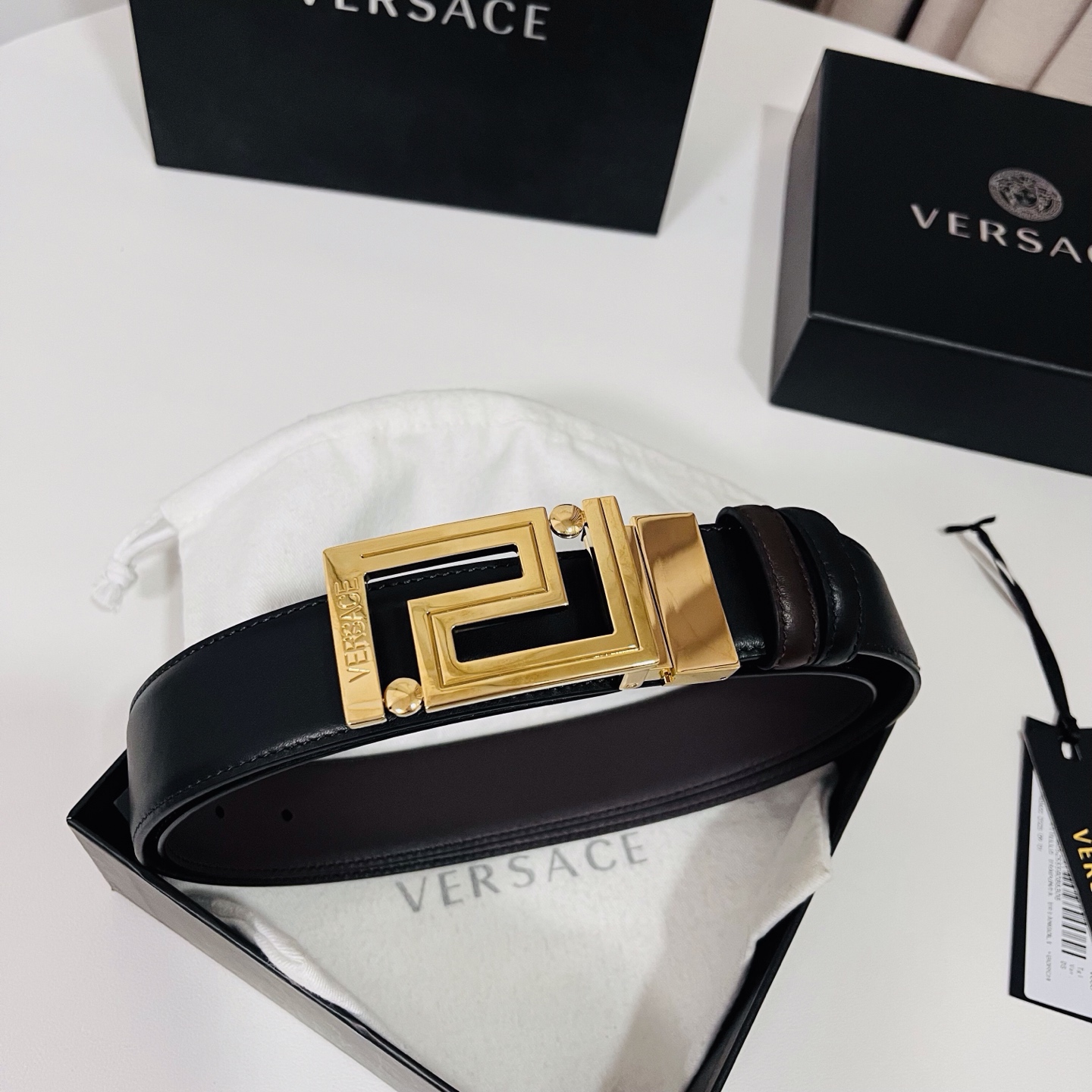 范思哲 新款，此款双面小牛皮腰带采用两种不同的纯色配色和刻有Versace Logo的Greca双面搭扣