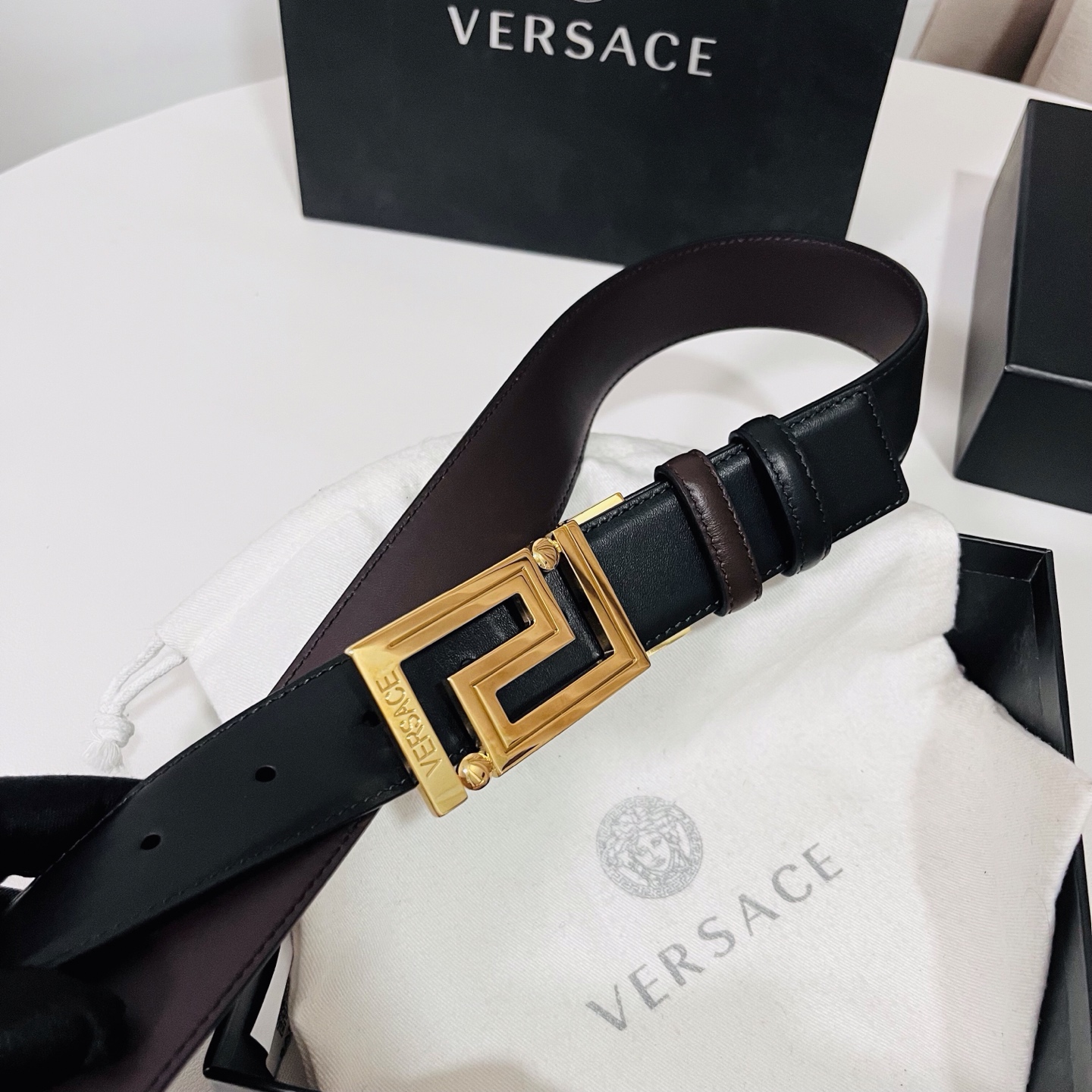 范思哲 新款，此款双面小牛皮腰带采用两种不同的纯色配色和刻有Versace Logo的Greca双面搭扣
