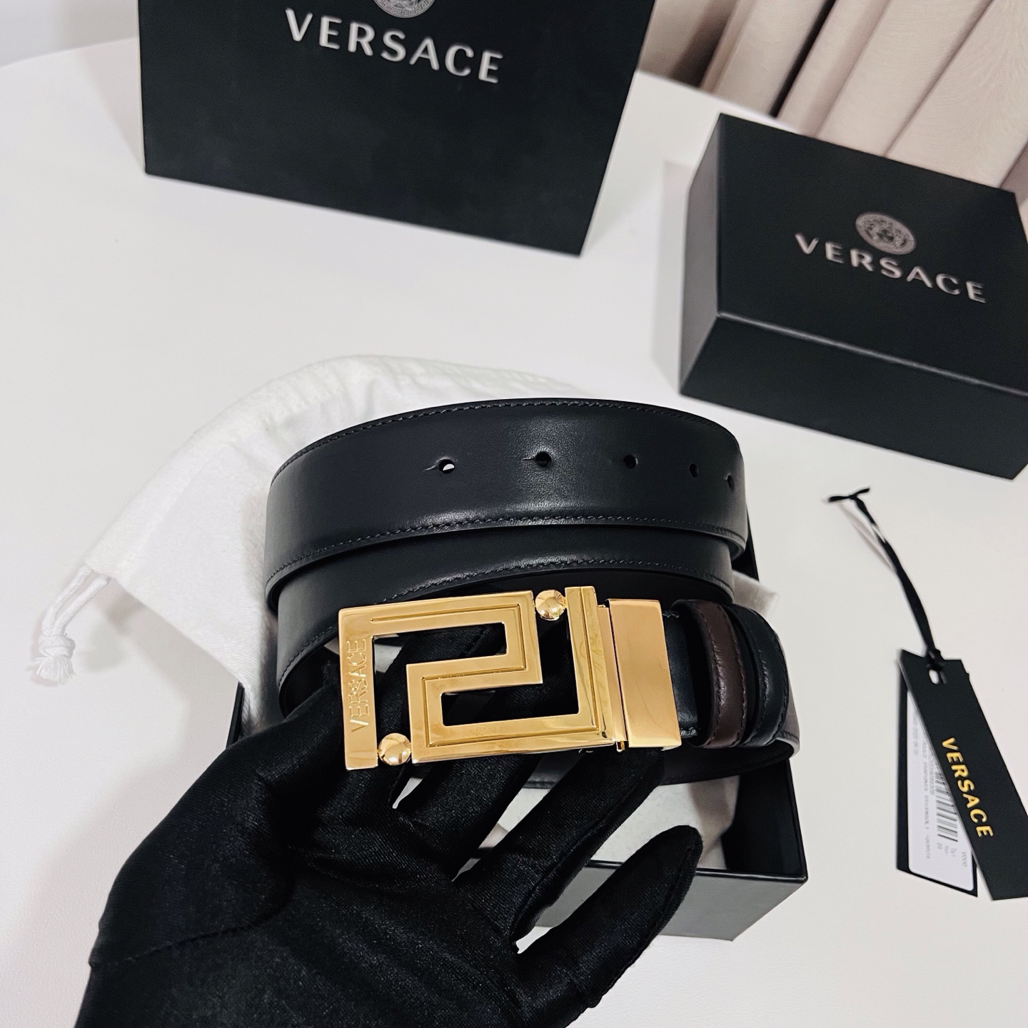范思哲 新款，此款双面小牛皮腰带采用两种不同的纯色配色和刻有Versace Logo的Greca双面搭扣