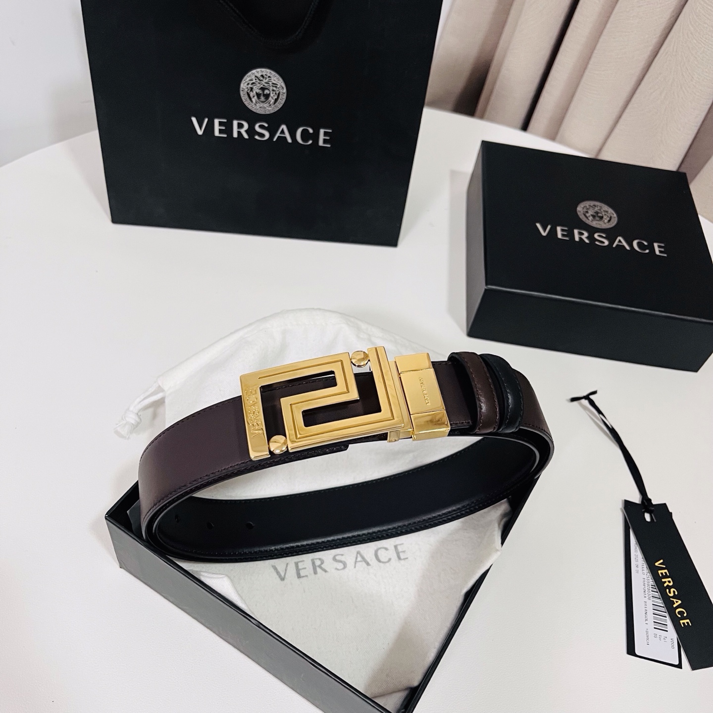 范思哲 新款，此款双面小牛皮腰带采用两种不同的纯色配色和刻有Versace Logo的Greca双面搭扣