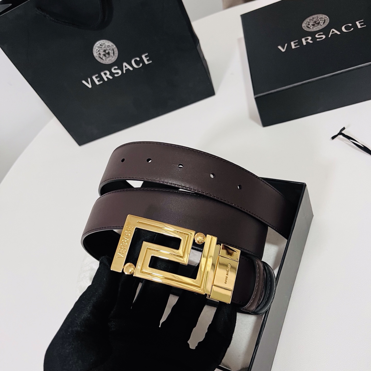 范思哲 新款，此款双面小牛皮腰带采用两种不同的纯色配色和刻有Versace Logo的Greca双面搭扣