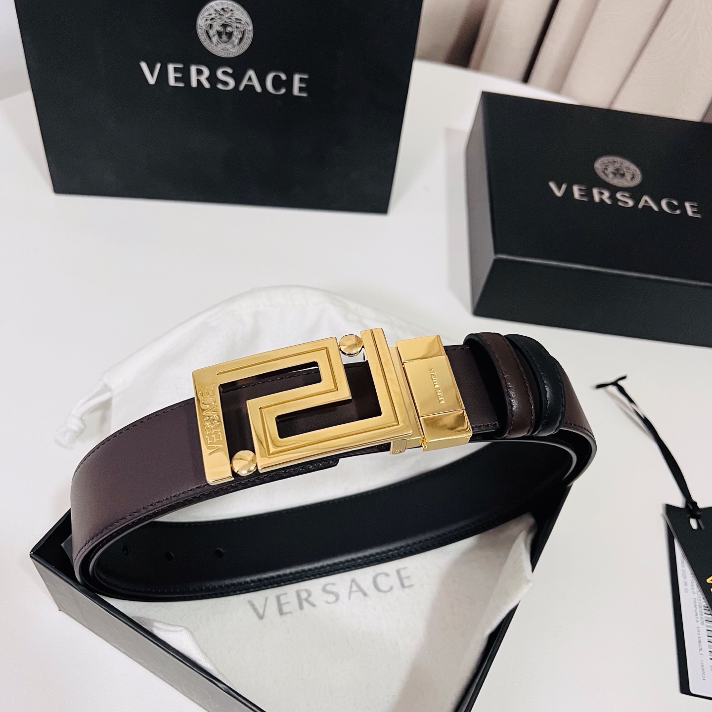 范思哲 新款，此款双面小牛皮腰带采用两种不同的纯色配色和刻有Versace Logo的Greca双面搭扣