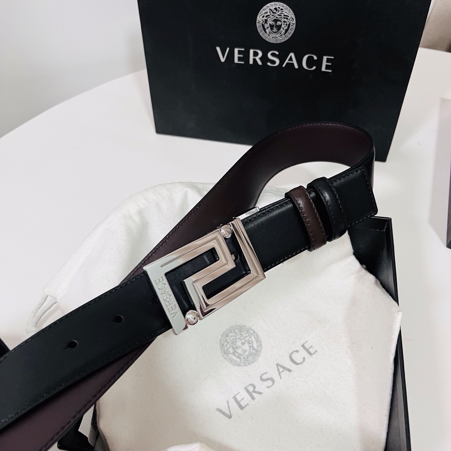 范思哲 新款，此款双面小牛皮腰带采用两种不同的纯色配色和刻有Versace Logo的Greca双面搭扣