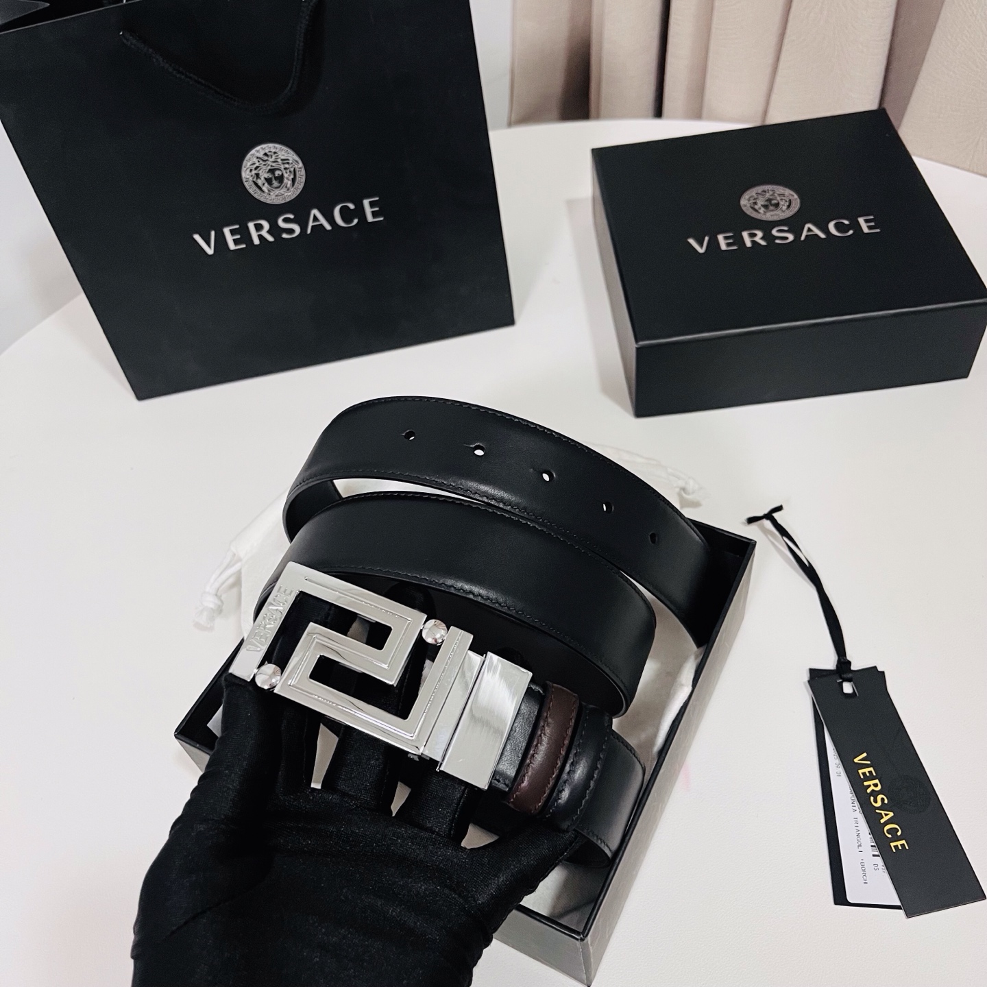 范思哲 新款，此款双面小牛皮腰带采用两种不同的纯色配色和刻有Versace Logo的Greca双面搭扣