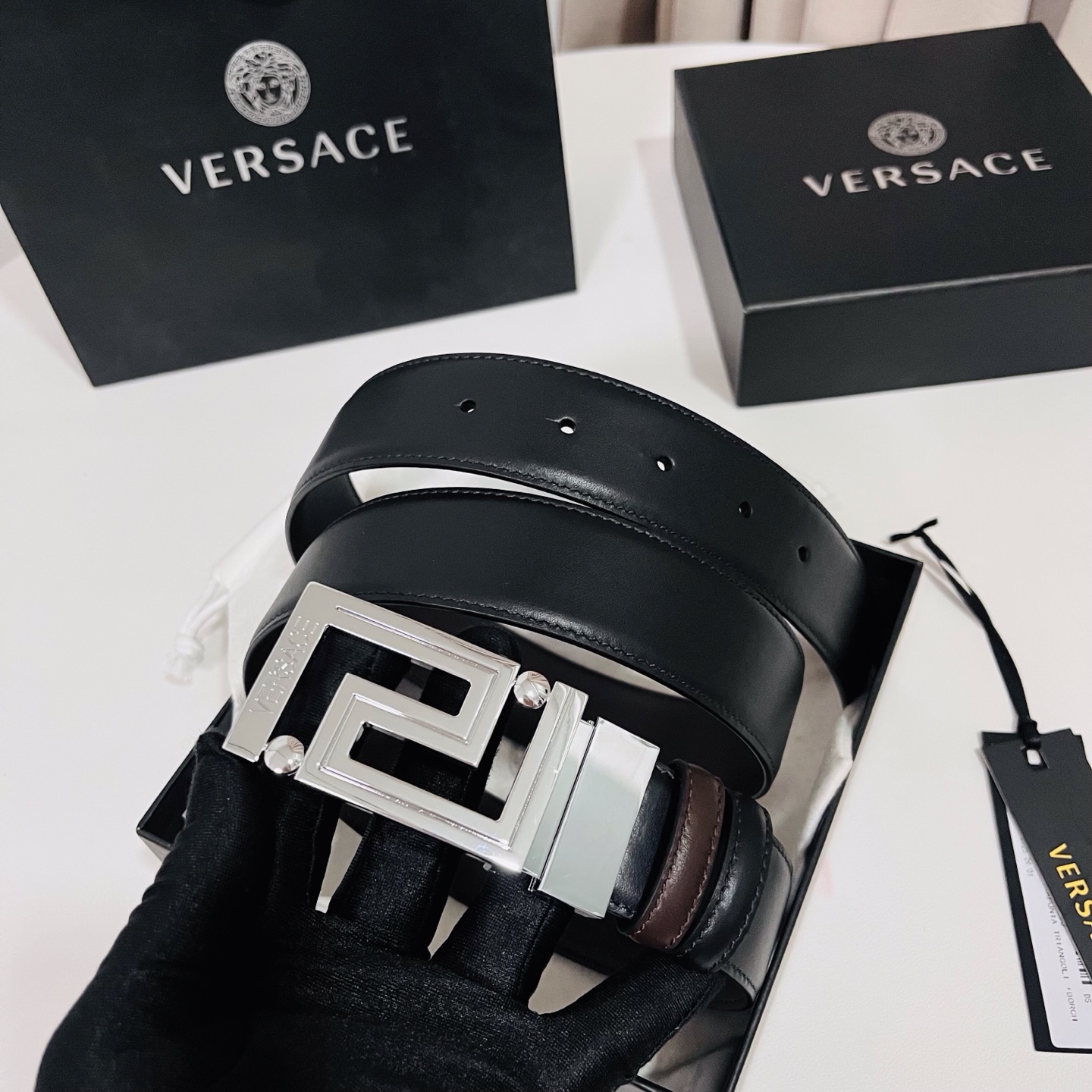 范思哲 新款，此款双面小牛皮腰带采用两种不同的纯色配色和刻有Versace Logo的Greca双面搭扣