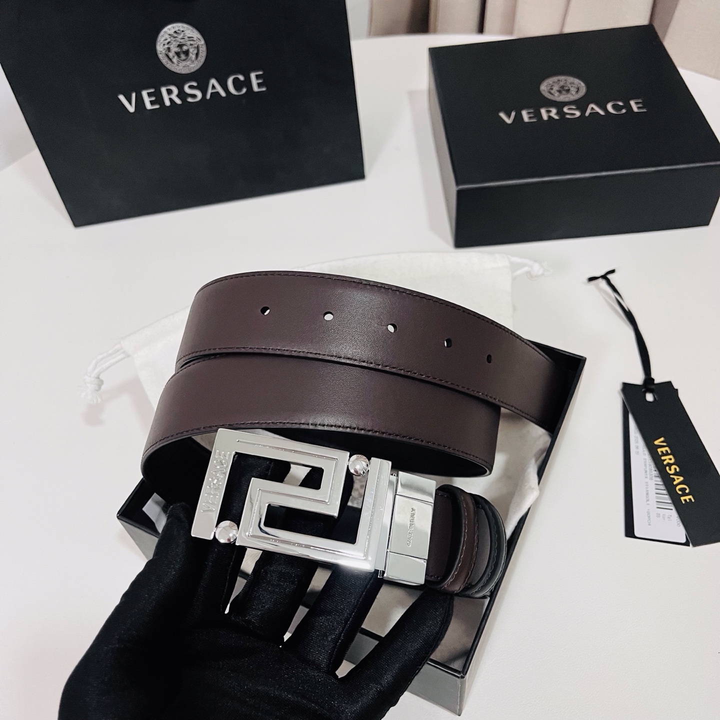 范思哲 新款，此款双面小牛皮腰带采用两种不同的纯色配色和刻有Versace Logo的Greca双面搭扣