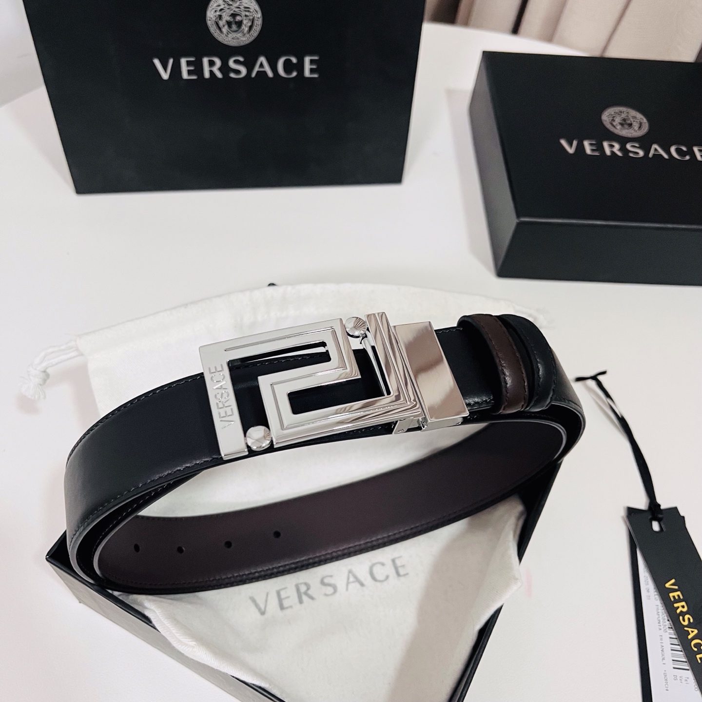 范思哲 新款，此款双面小牛皮腰带采用两种不同的纯色配色和刻有Versace Logo的Greca双面搭扣