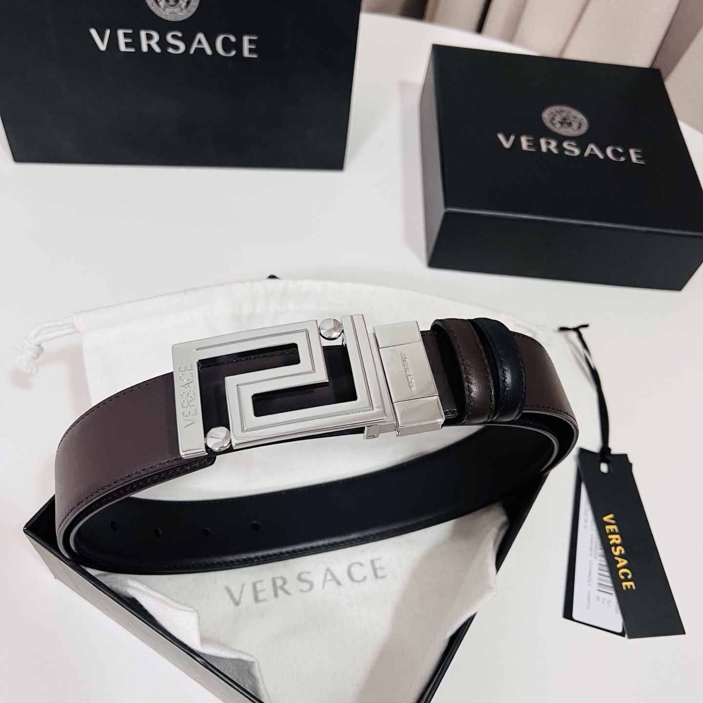 范思哲 新款，此款双面小牛皮腰带采用两种不同的纯色配色和刻有Versace Logo的Greca双面搭扣