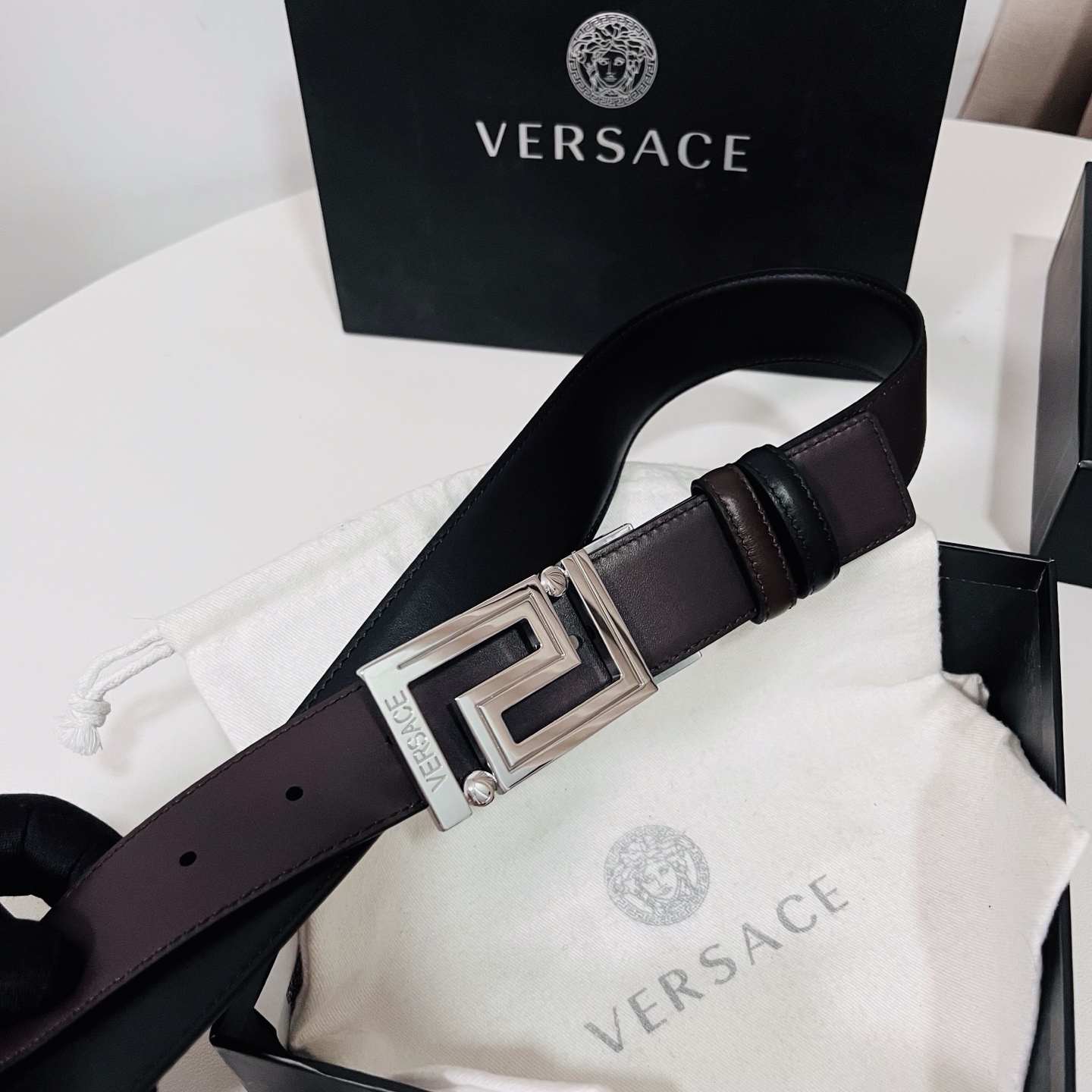 范思哲 新款，此款双面小牛皮腰带采用两种不同的纯色配色和刻有Versace Logo的Greca双面搭扣