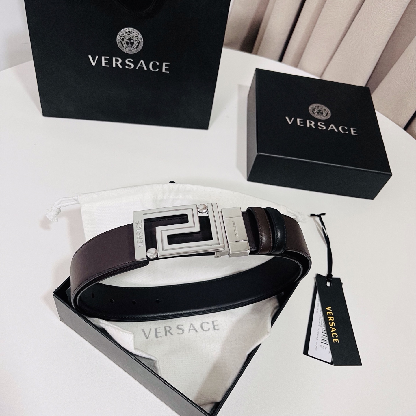 范思哲 新款，此款双面小牛皮腰带采用两种不同的纯色配色和刻有Versace Logo的Greca双面搭扣