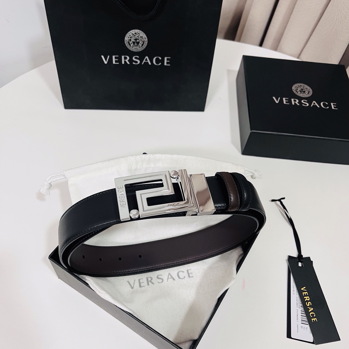 范思哲 新款，此款双面小牛皮腰带采用两种不同的纯色配色和刻有Versace Logo的Greca双面搭扣