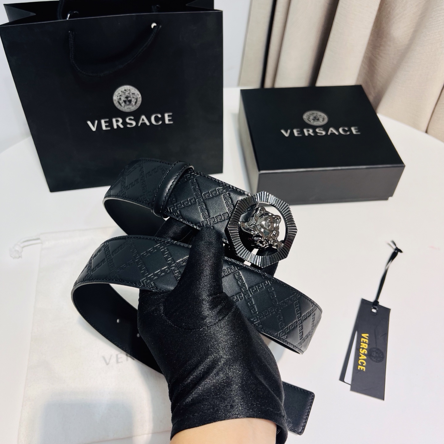 versace范思哲，此款希腊回纹压花腰带配有醒目的美杜莎头像搭扣，可为任何造型增添几分立体雅致效果。4