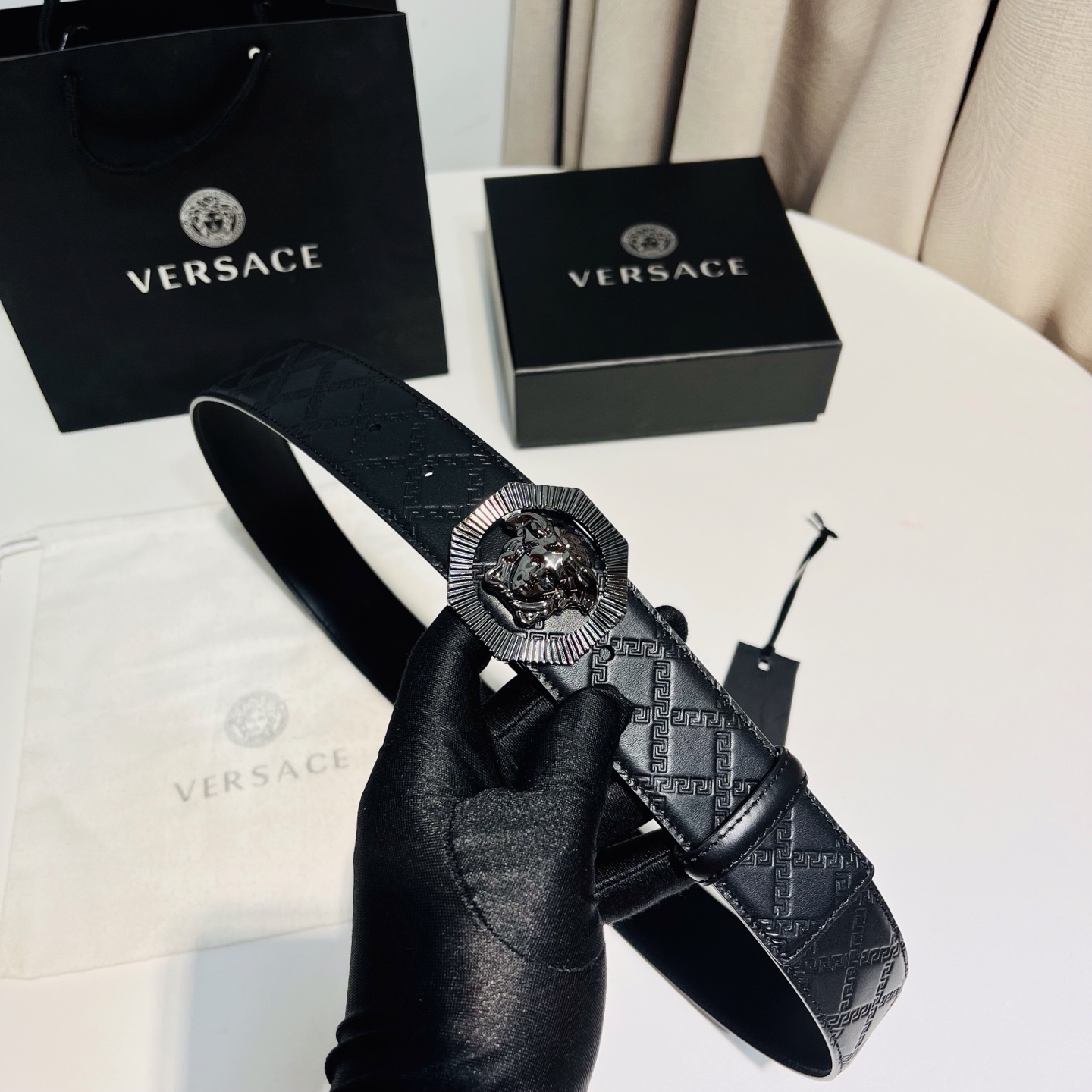 versace范思哲，此款希腊回纹压花腰带配有醒目的美杜莎头像搭扣，可为任何造型增添几分立体雅致效果。4