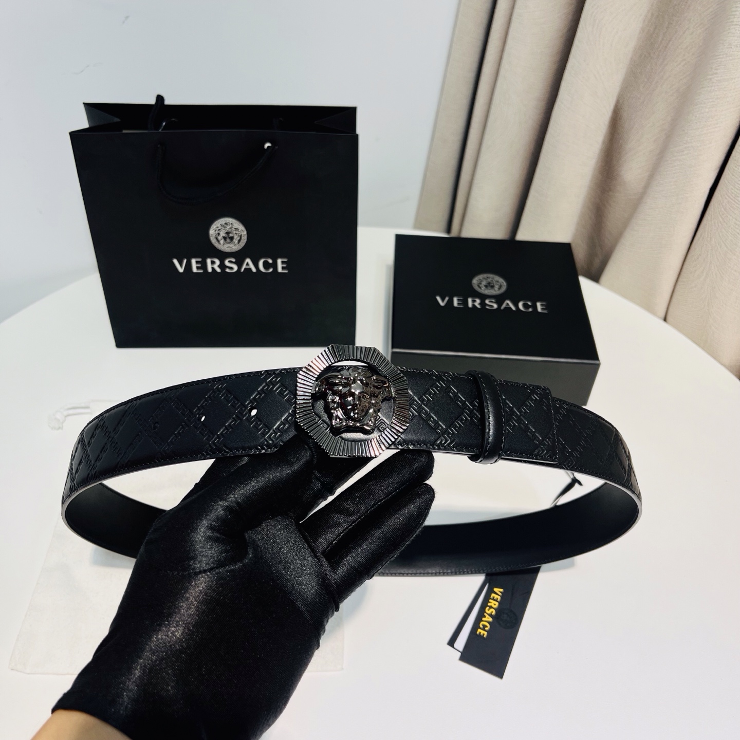 versace范思哲，此款希腊回纹压花腰带配有醒目的美杜莎头像搭扣，可为任何造型增添几分立体雅致效果。4