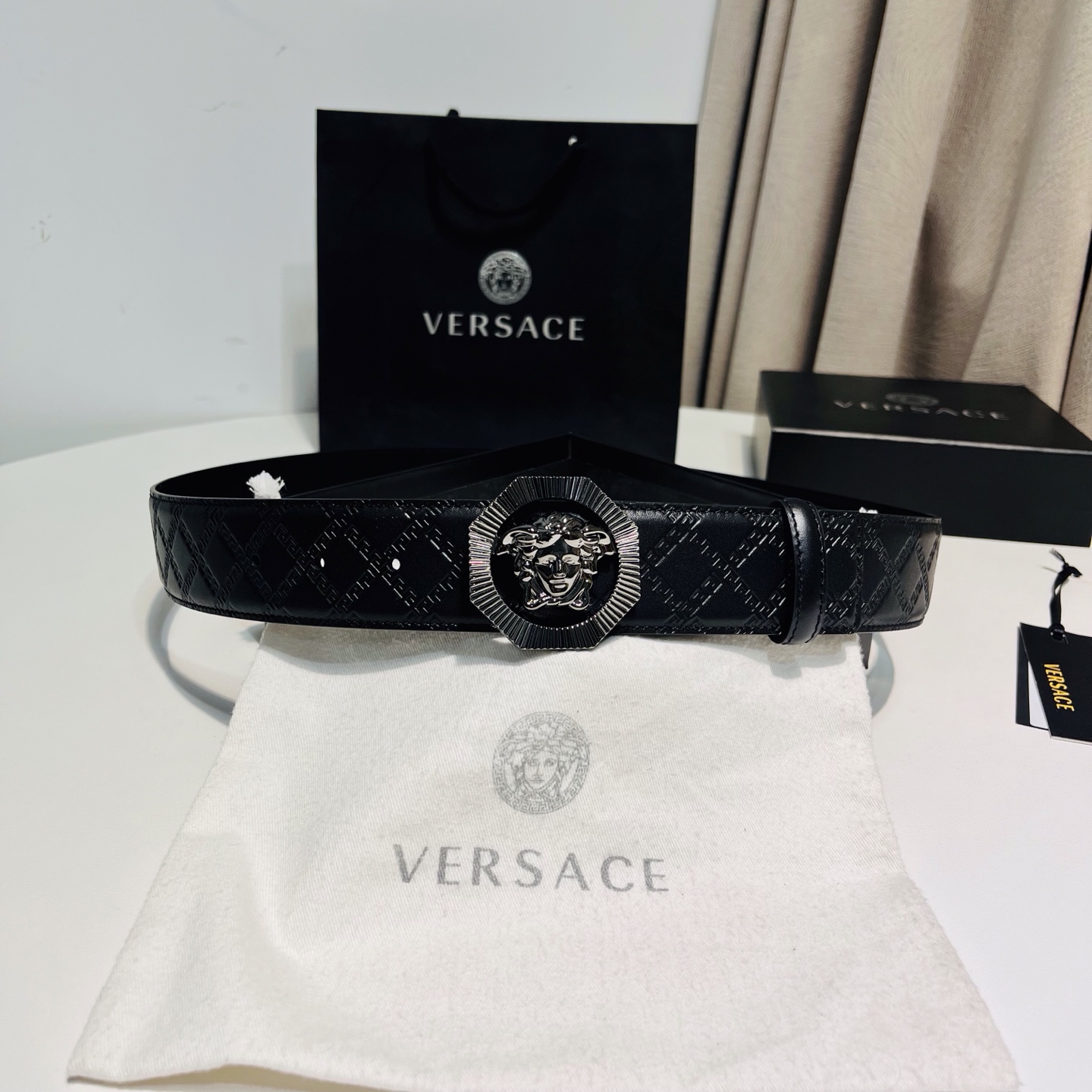 versace范思哲，此款希腊回纹压花腰带配有醒目的美杜莎头像搭扣，可为任何造型增添几分立体雅致效果。4