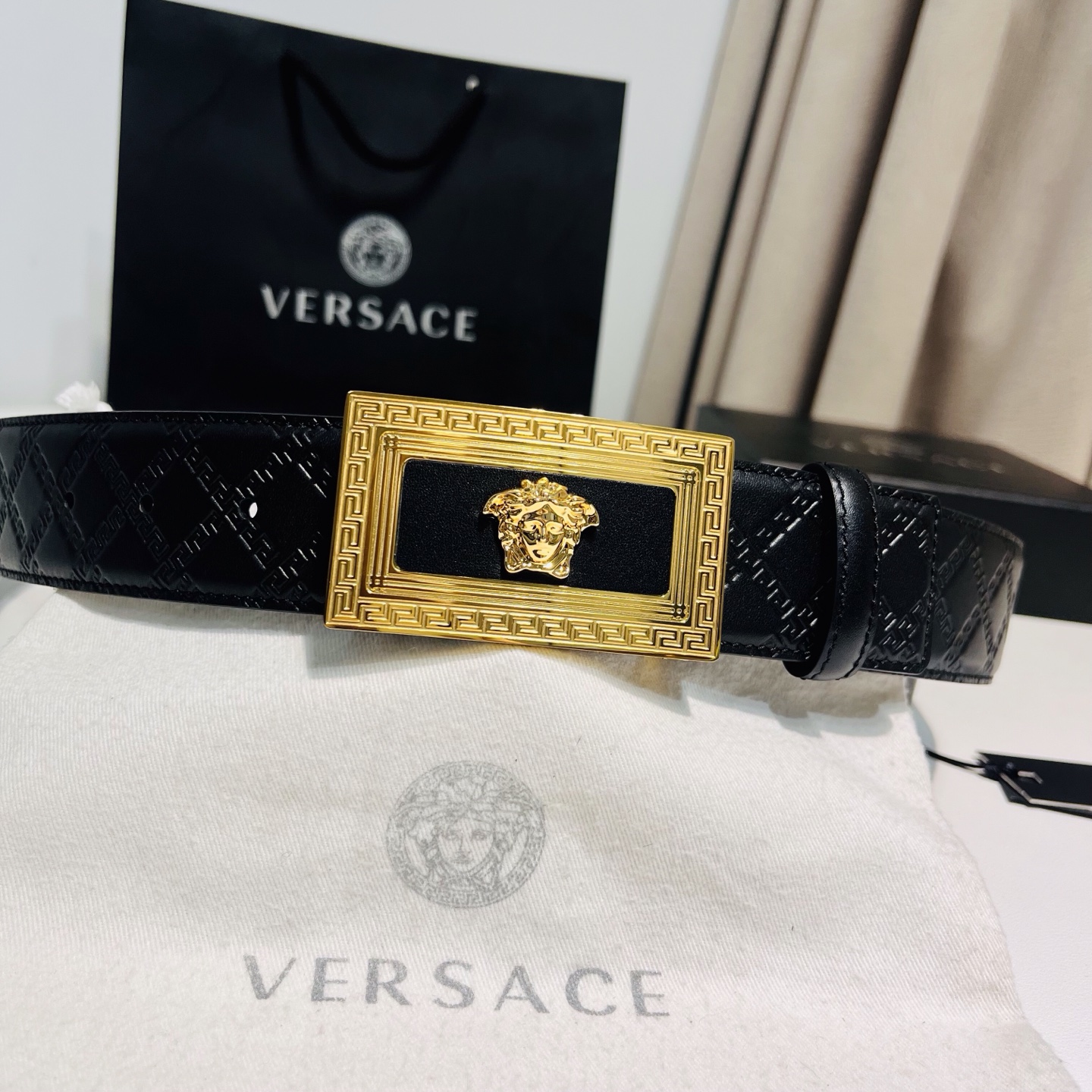 versace范思哲，此款希腊回纹压花腰带配有醒目的美杜莎头像搭扣，可为任何造型增添几分立体雅致效果。4