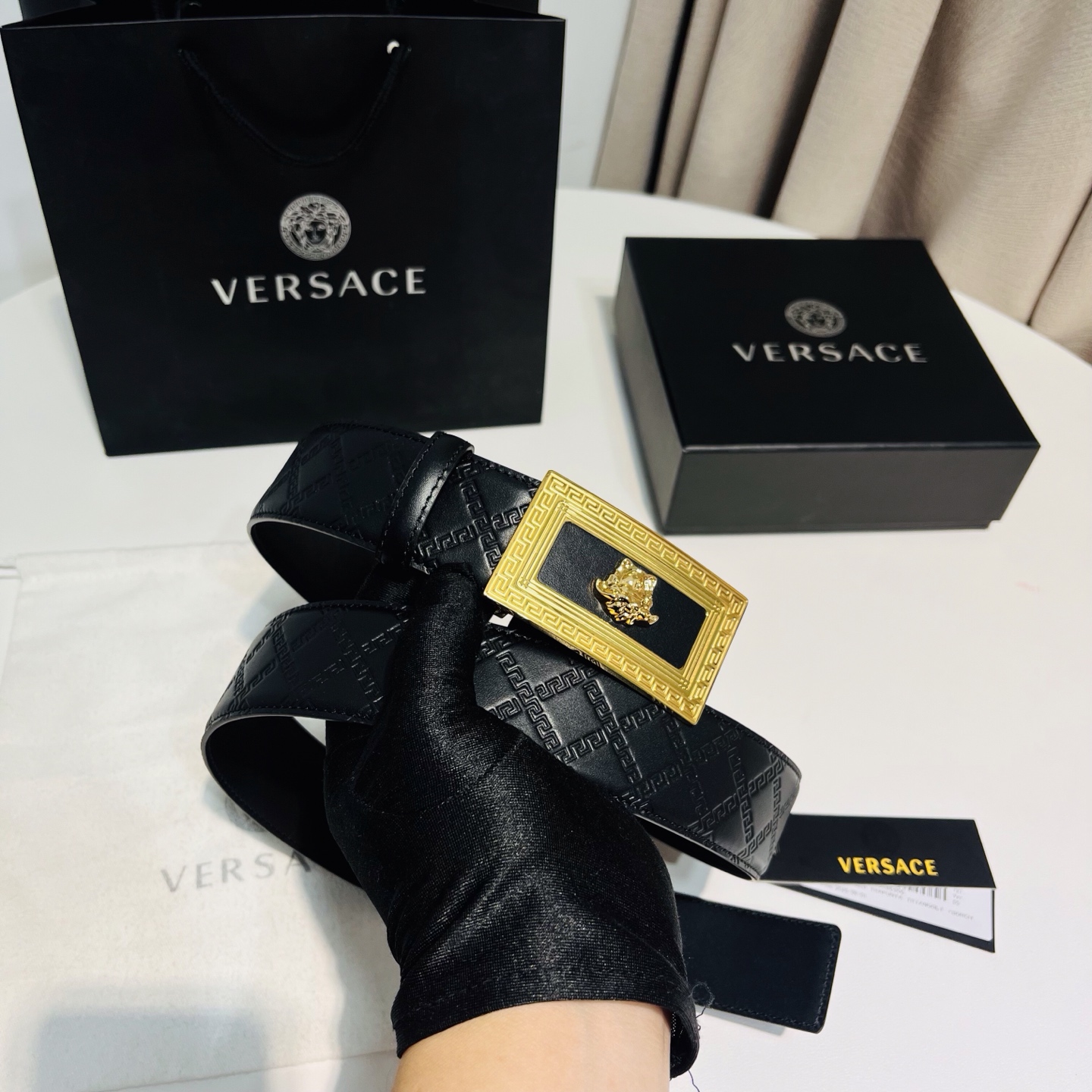 versace范思哲，此款希腊回纹压花腰带配有醒目的美杜莎头像搭扣，可为任何造型增添几分立体雅致效果。4