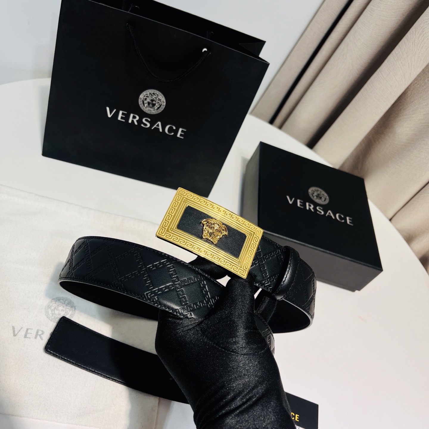 versace范思哲，此款希腊回纹压花腰带配有醒目的美杜莎头像搭扣，可为任何造型增添几分立体雅致效果。4