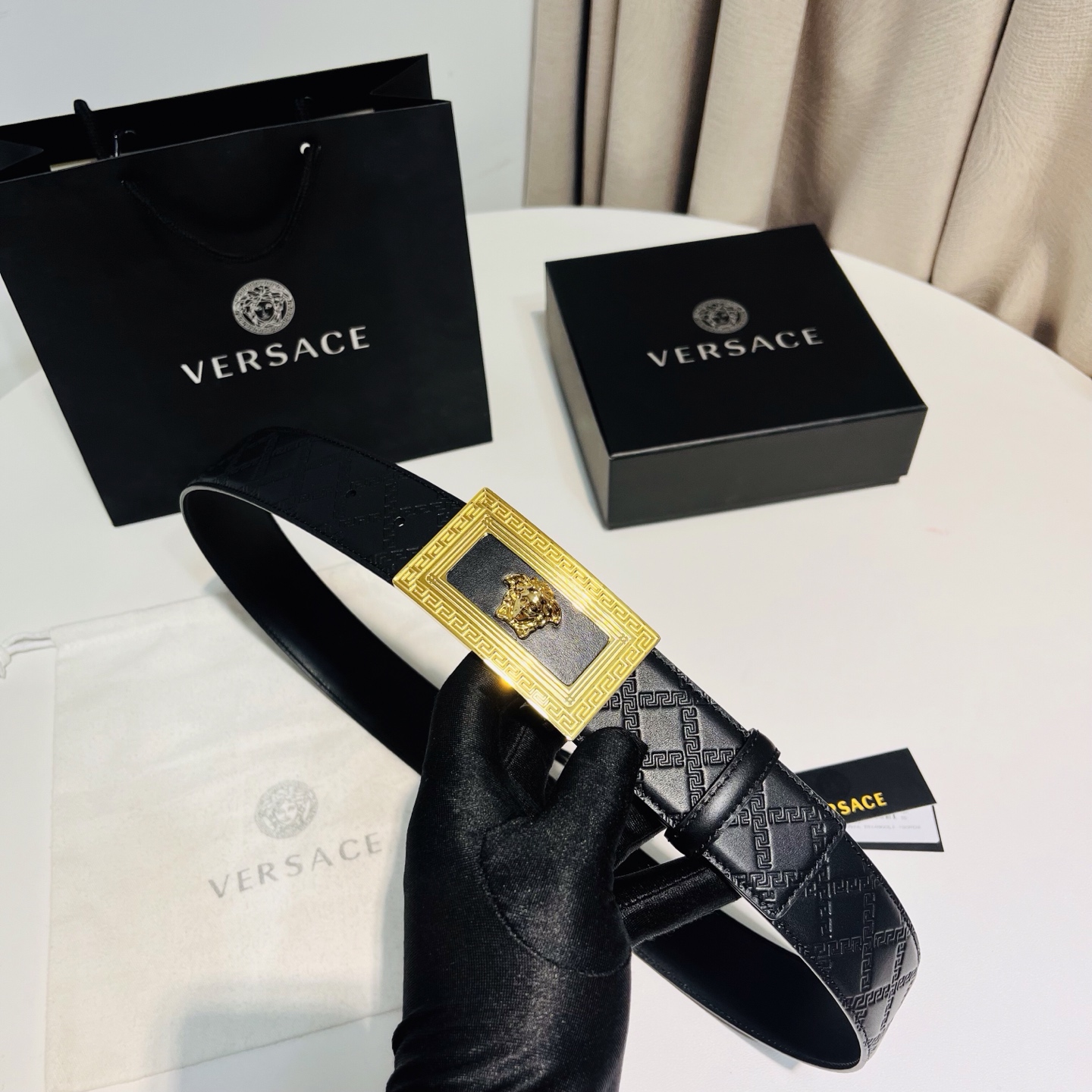 versace范思哲，此款希腊回纹压花腰带配有醒目的美杜莎头像搭扣，可为任何造型增添几分立体雅致效果。4