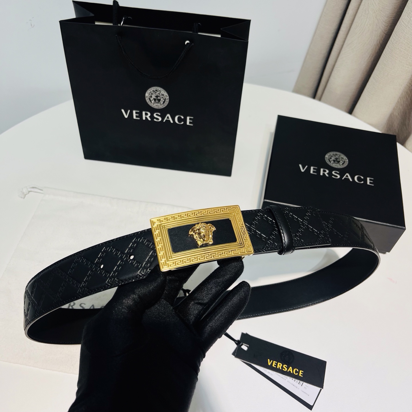 versace范思哲，此款希腊回纹压花腰带配有醒目的美杜莎头像搭扣，可为任何造型增添几分立体雅致效果。4