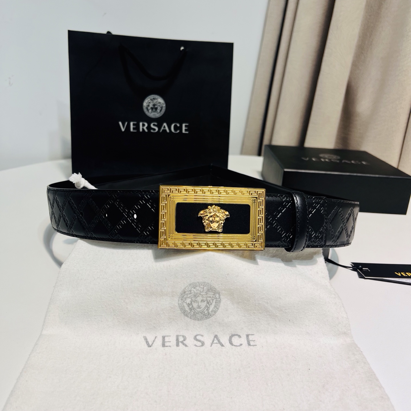 versace范思哲，此款希腊回纹压花腰带配有醒目的美杜莎头像搭扣，可为任何造型增添几分立体雅致效果。4