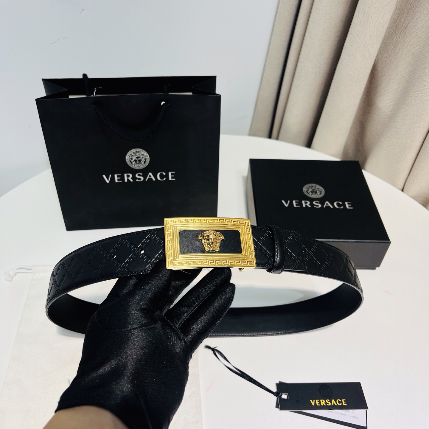 versace范思哲，此款希腊回纹压花腰带配有醒目的美杜莎头像搭扣，可为任何造型增添几分立体雅致效果。4