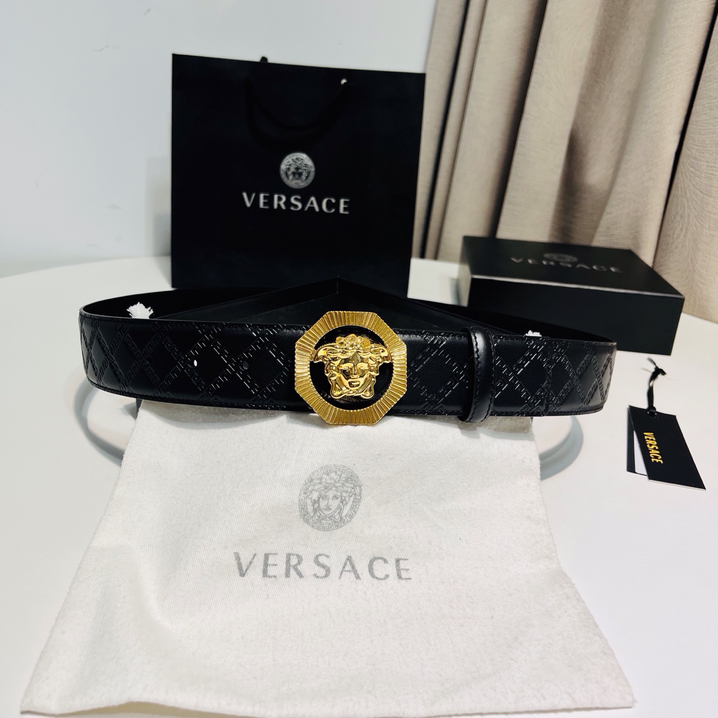 versace范思哲，此款希腊回纹压花腰带配有醒目的美杜莎头像搭扣，可为任何造型增添几分立体雅致效果。4