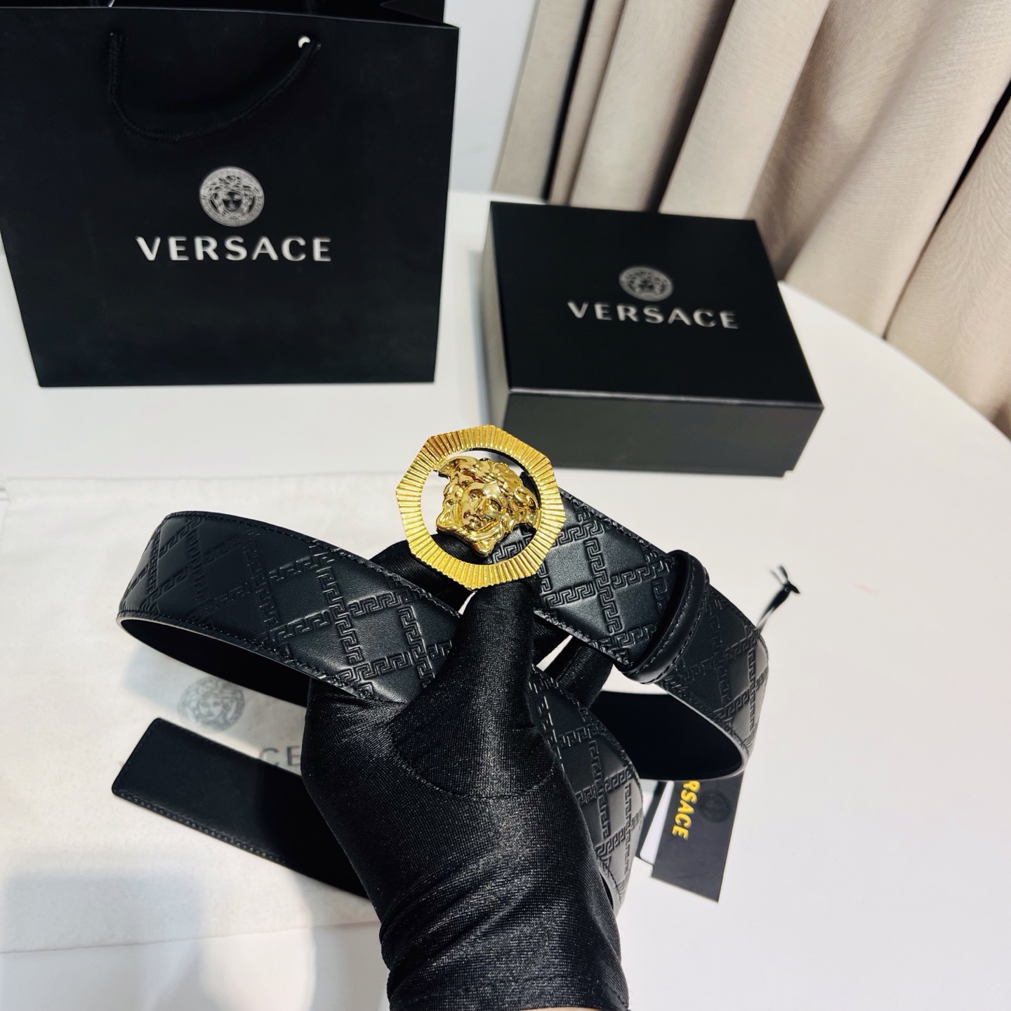 versace范思哲，此款希腊回纹压花腰带配有醒目的美杜莎头像搭扣，可为任何造型增添几分立体雅致效果。4