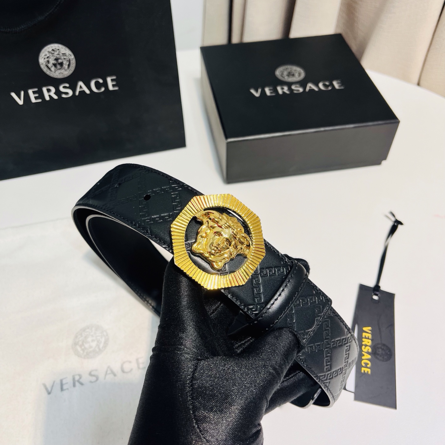 versace范思哲，此款希腊回纹压花腰带配有醒目的美杜莎头像搭扣，可为任何造型增添几分立体雅致效果。4
