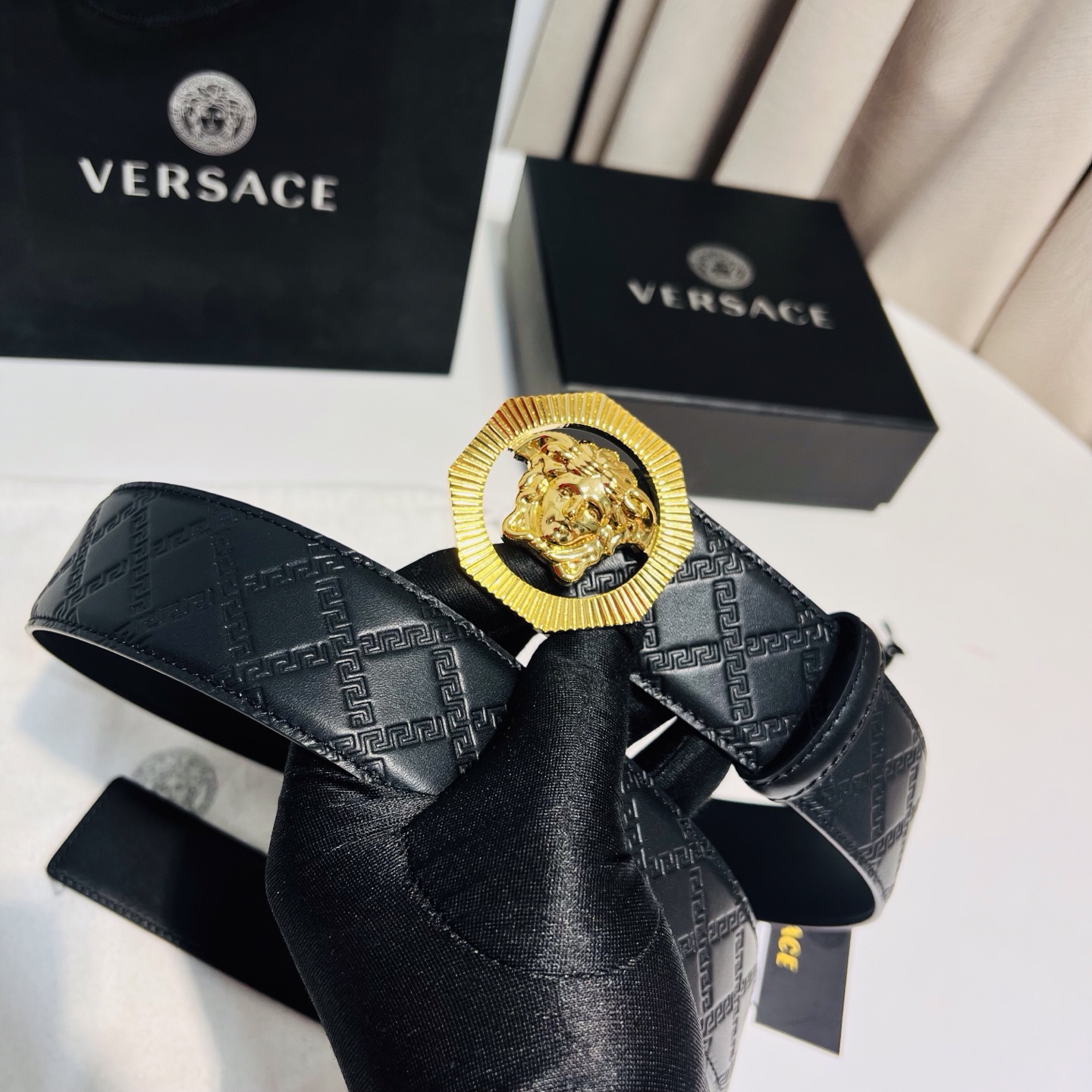 versace范思哲，此款希腊回纹压花腰带配有醒目的美杜莎头像搭扣，可为任何造型增添几分立体雅致效果。4