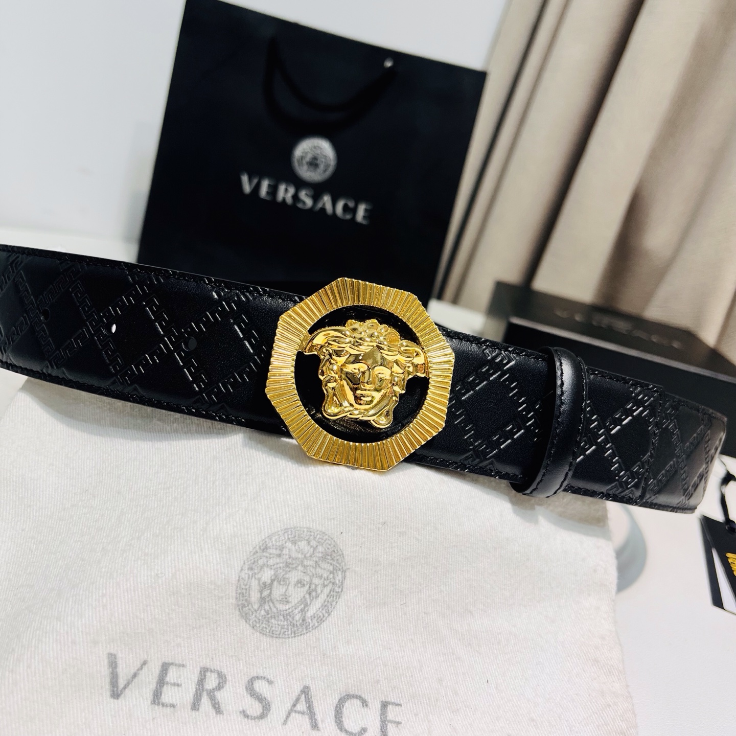 versace范思哲，此款希腊回纹压花腰带配有醒目的美杜莎头像搭扣，可为任何造型增添几分立体雅致效果。4