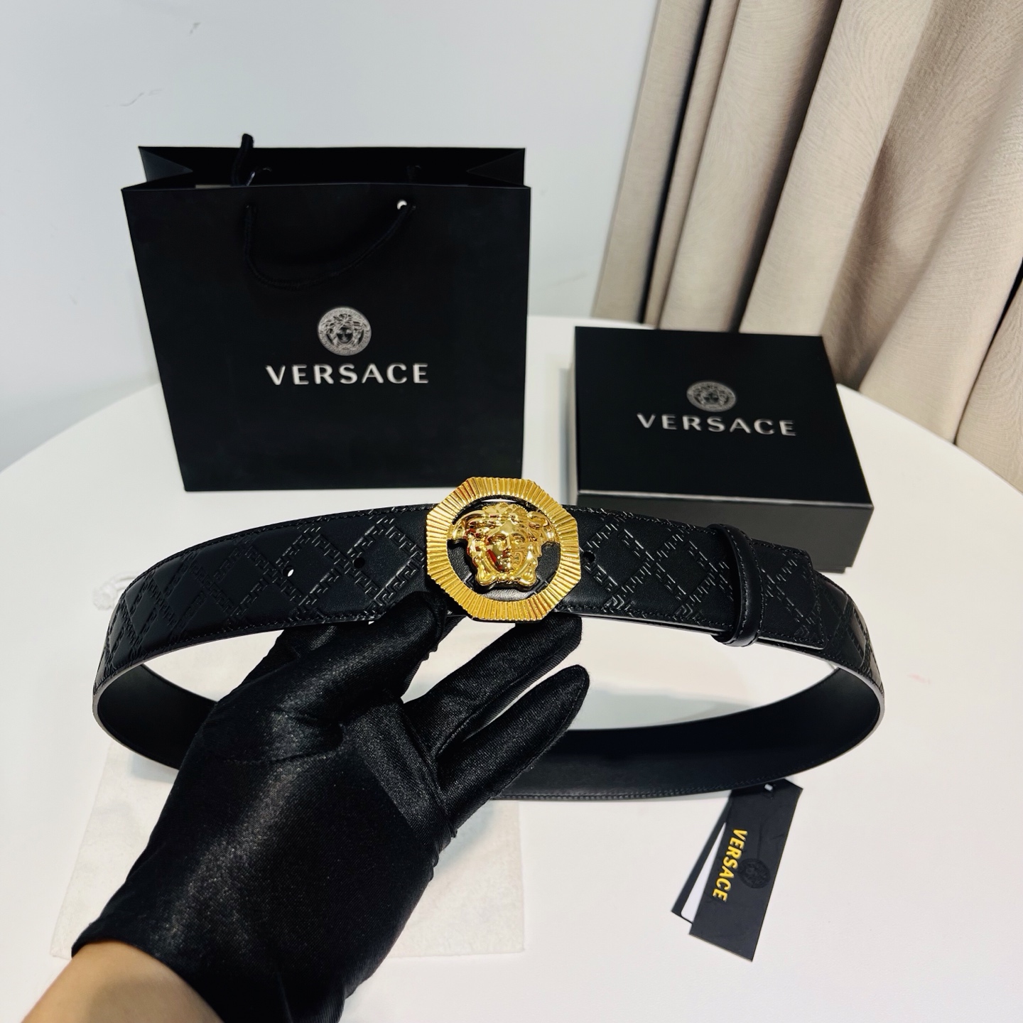 versace范思哲，此款希腊回纹压花腰带配有醒目的美杜莎头像搭扣，可为任何造型增添几分立体雅致效果。4