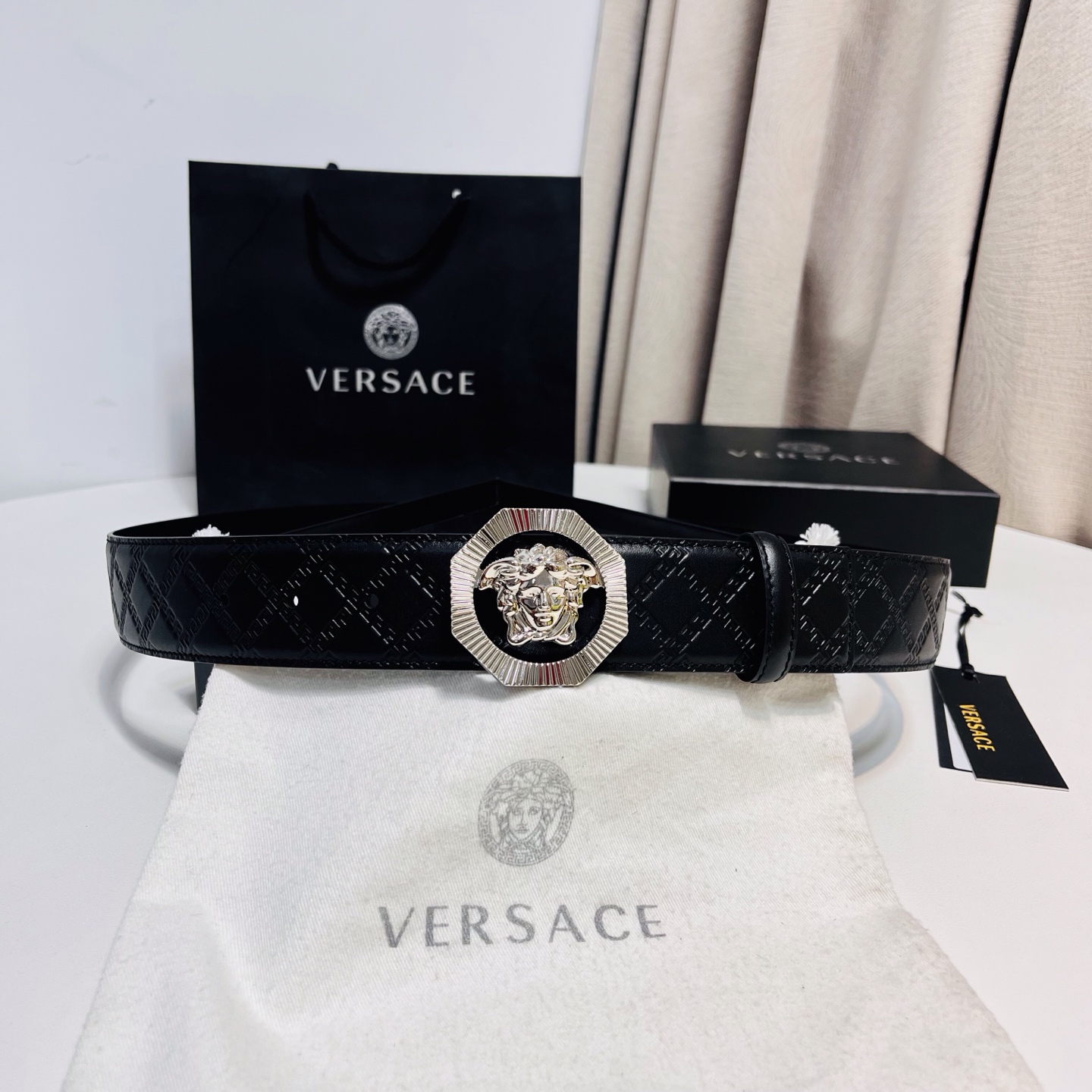 versace范思哲，此款希腊回纹压花腰带配有醒目的美杜莎头像搭扣，可为任何造型增添几分立体雅致效果。4