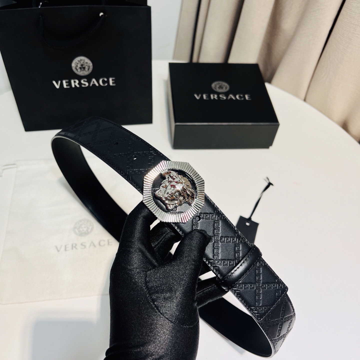 versace范思哲，此款希腊回纹压花腰带配有醒目的美杜莎头像搭扣，可为任何造型增添几分立体雅致效果。4