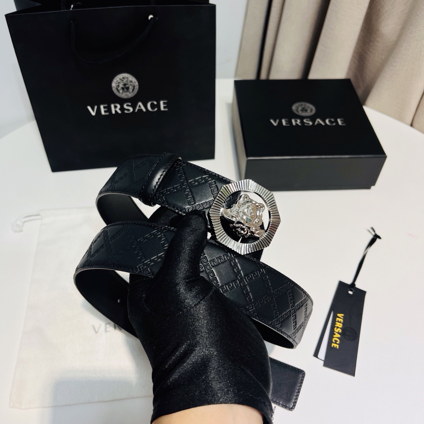 versace范思哲，此款希腊回纹压花腰带配有醒目的美杜莎头像搭扣，可为任何造型增添几分立体雅致效果。4