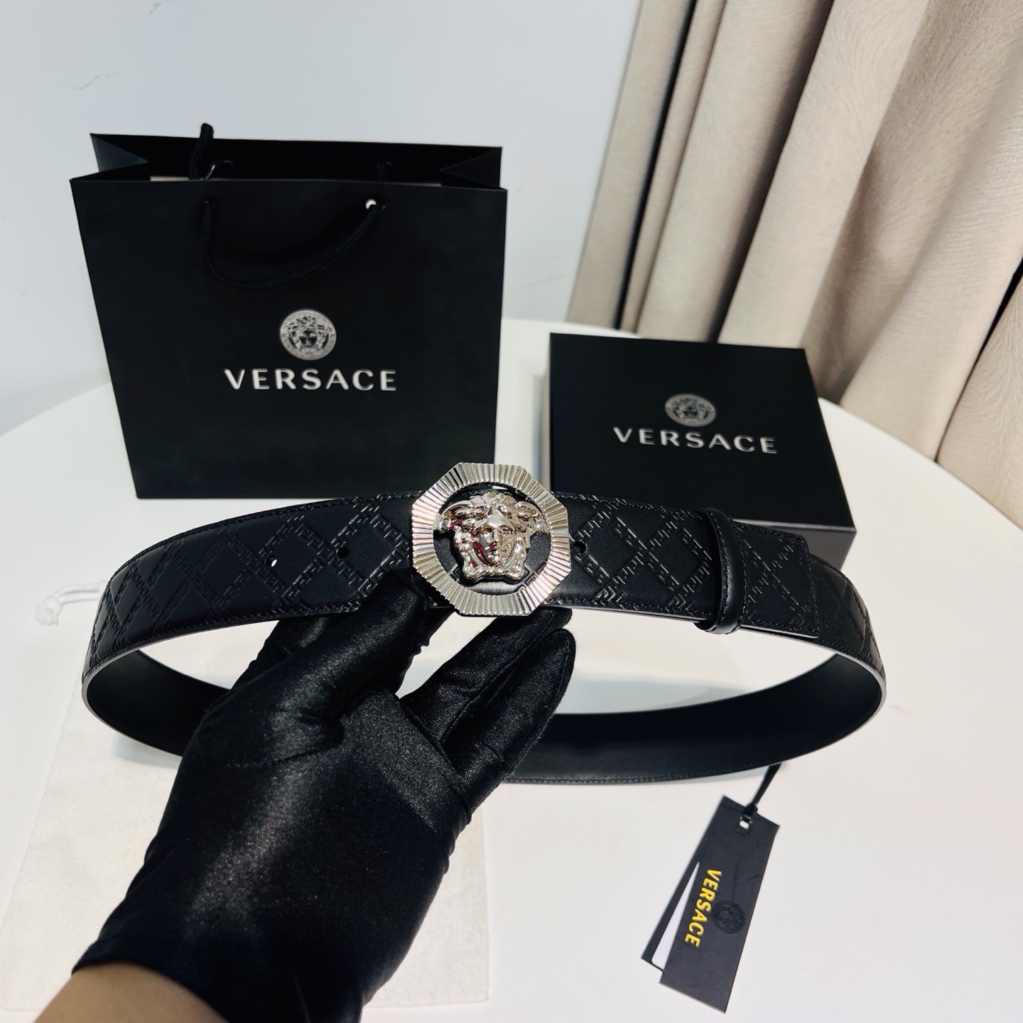 versace范思哲，此款希腊回纹压花腰带配有醒目的美杜莎头像搭扣，可为任何造型增添几分立体雅致效果。4