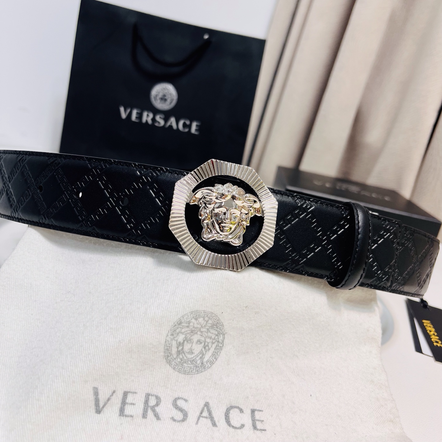 versace范思哲，此款希腊回纹压花腰带配有醒目的美杜莎头像搭扣，可为任何造型增添几分立体雅致效果。4