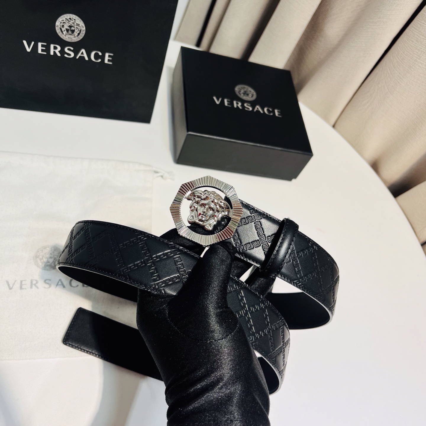 versace范思哲，此款希腊回纹压花腰带配有醒目的美杜莎头像搭扣，可为任何造型增添几分立体雅致效果。4
