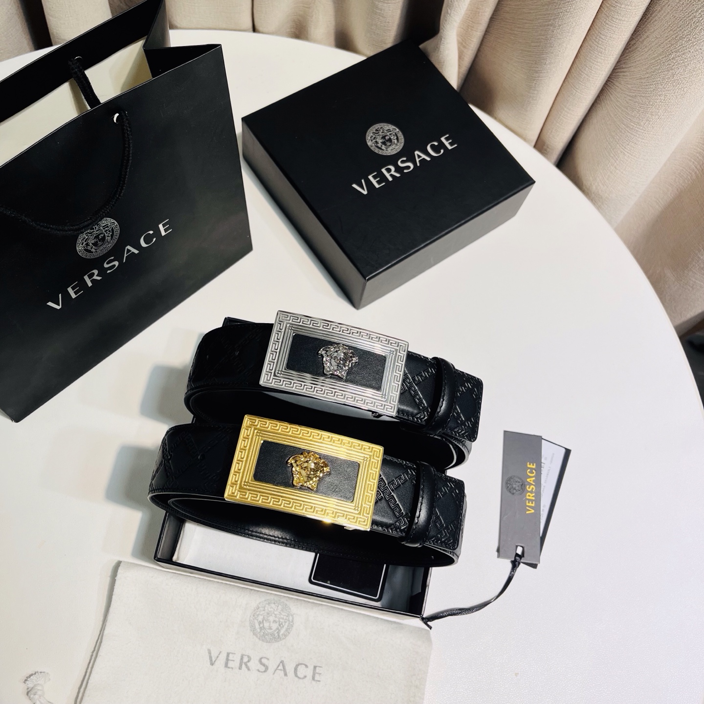 versace范思哲，此款希腊回纹压花腰带配有醒目的美杜莎头像搭扣，可为任何造型增添几分立体雅致效果。4