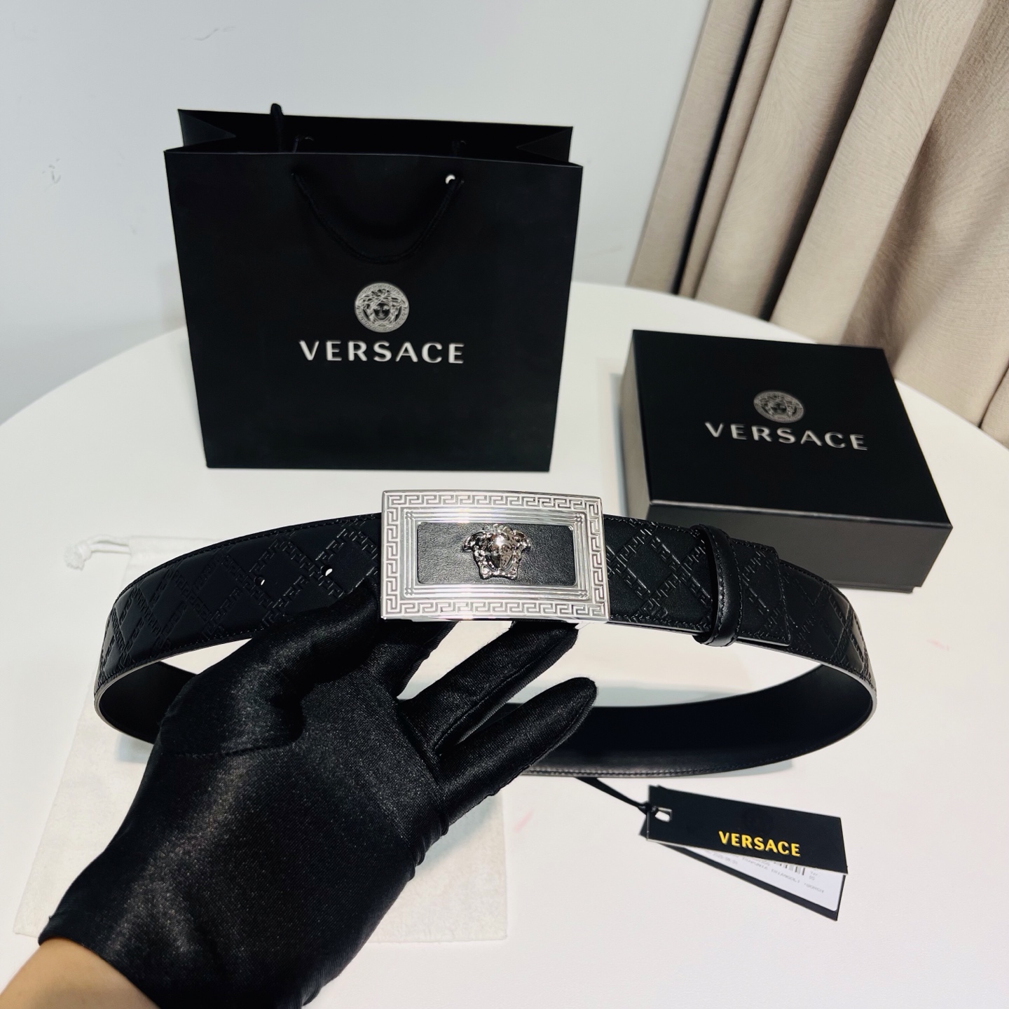 versace范思哲，此款希腊回纹压花腰带配有醒目的美杜莎头像搭扣，可为任何造型增添几分立体雅致效果。4