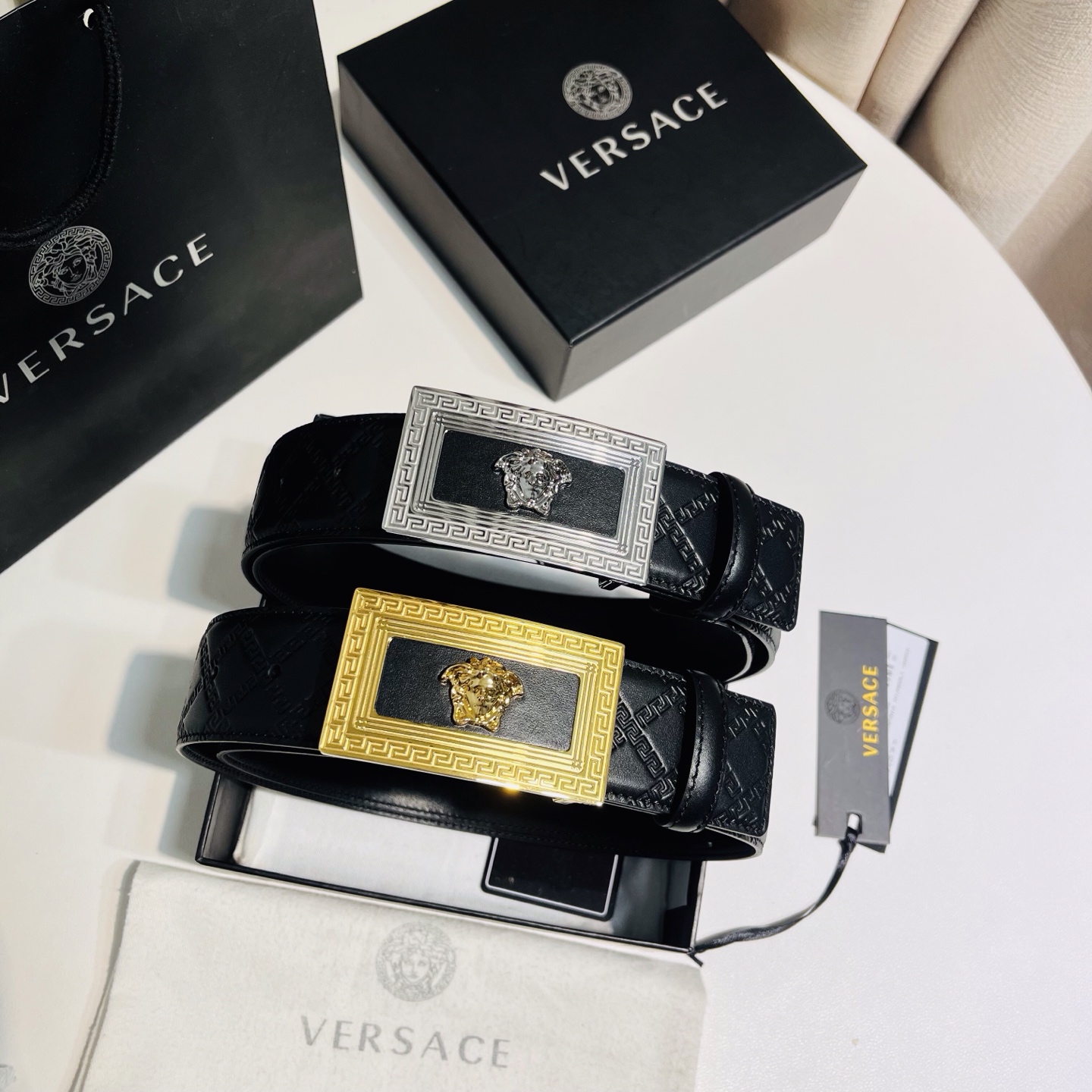 versace范思哲，此款希腊回纹压花腰带配有醒目的美杜莎头像搭扣，可为任何造型增添几分立体雅致效果。4