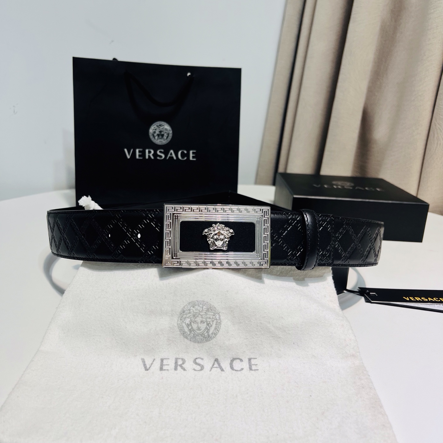 versace范思哲，此款希腊回纹压花腰带配有醒目的美杜莎头像搭扣，可为任何造型增添几分立体雅致效果。4